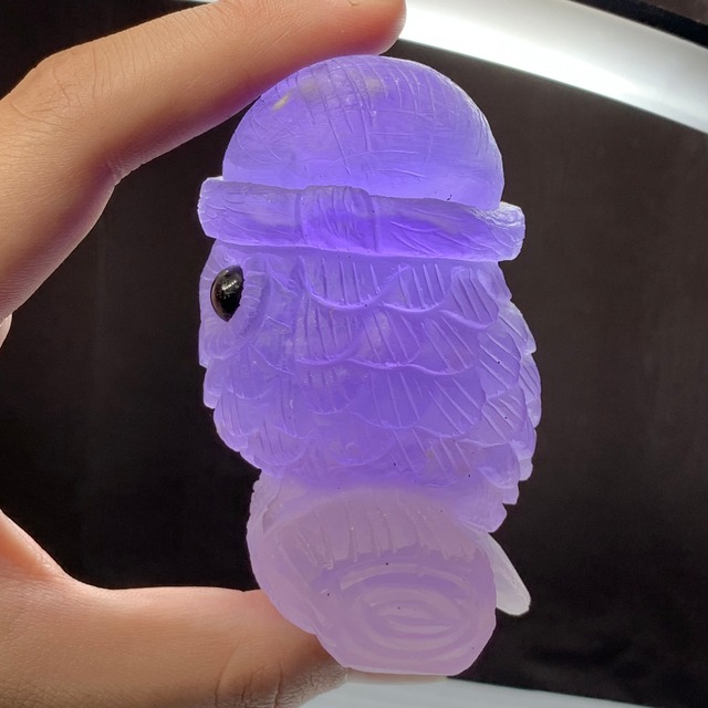 6.帽子をかぶった色合い美しいフローライト・フクロウ