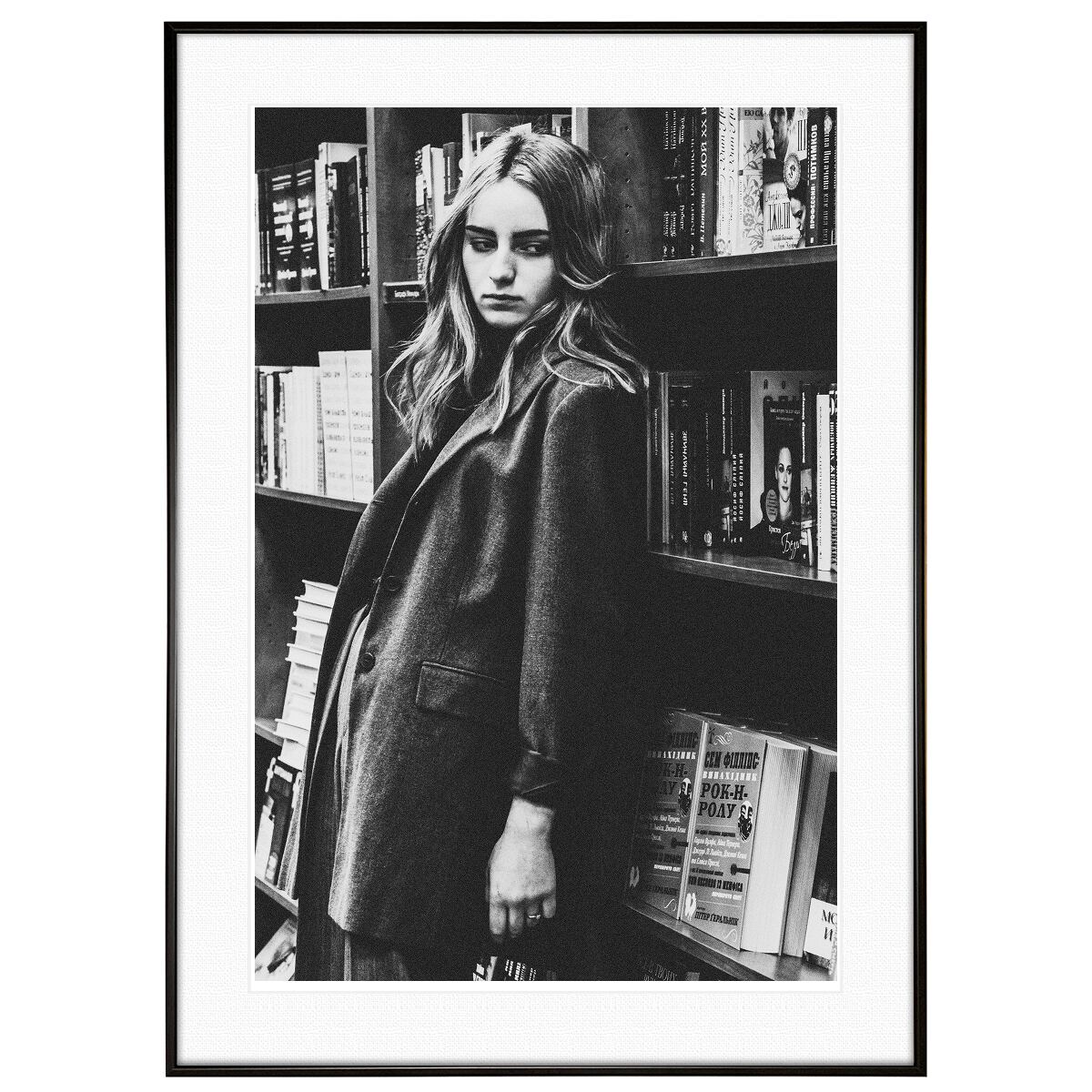 人物写真 本棚にもたれかかる女性 インテリアモノクロアートポスター額装 AS2344