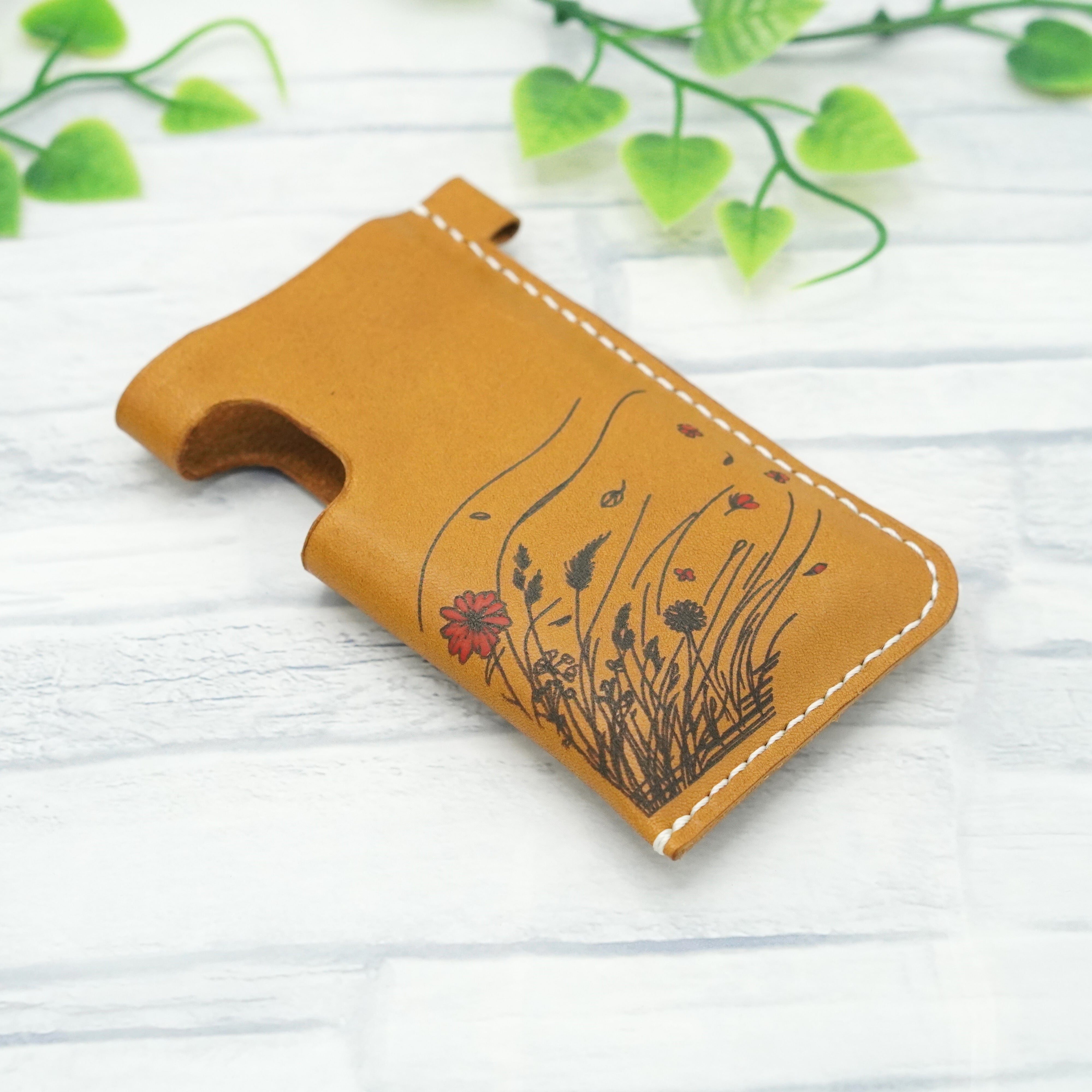 そよ風に揺られるミンティアブリーズケース 本革 | Leather design