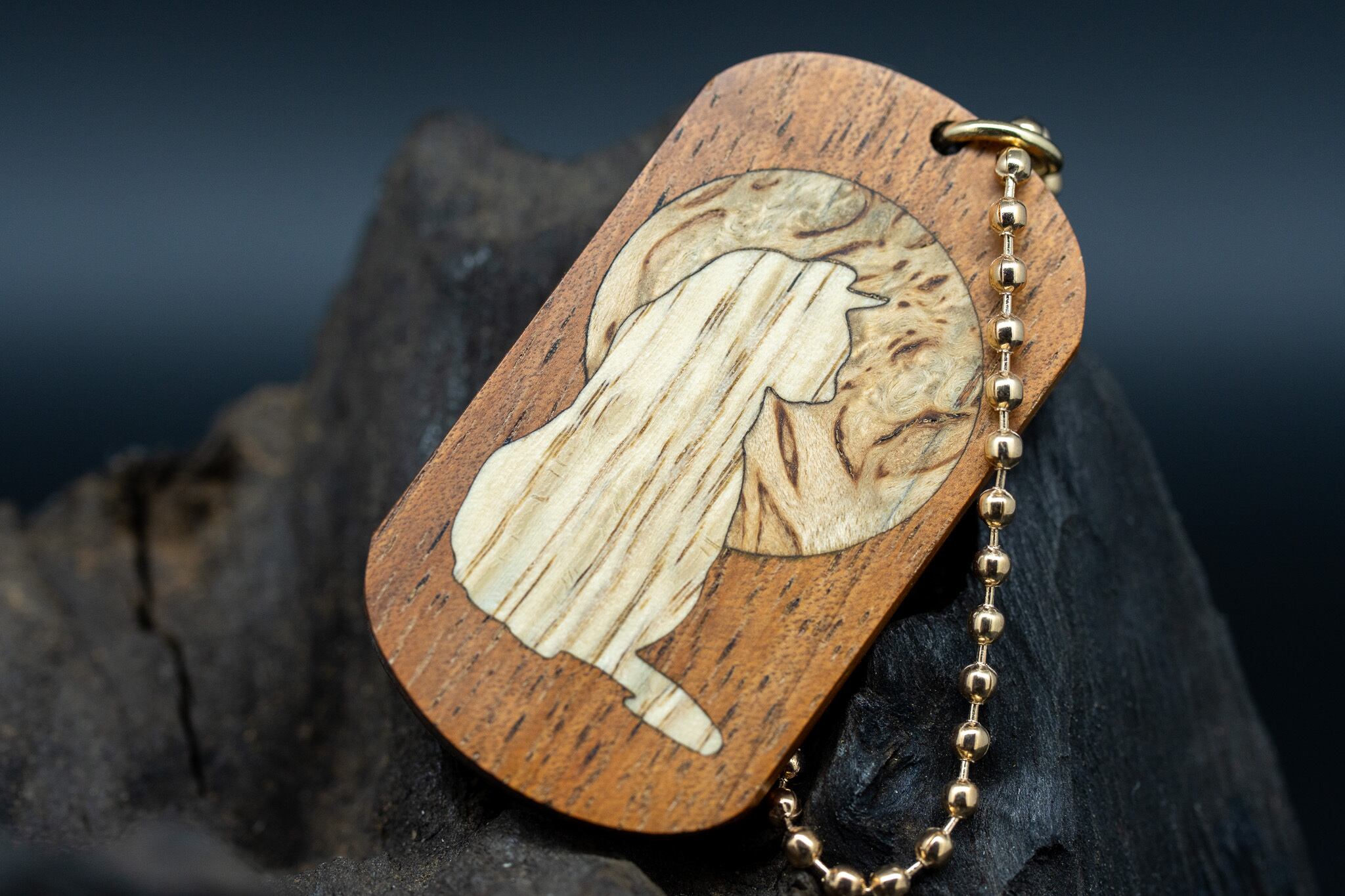 【王族の愛した銘木】 ハワイアンコア ドッグタグ 象嵌 横を向く上品な猫