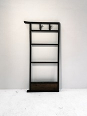 神代色の木肌が美しい衣桁