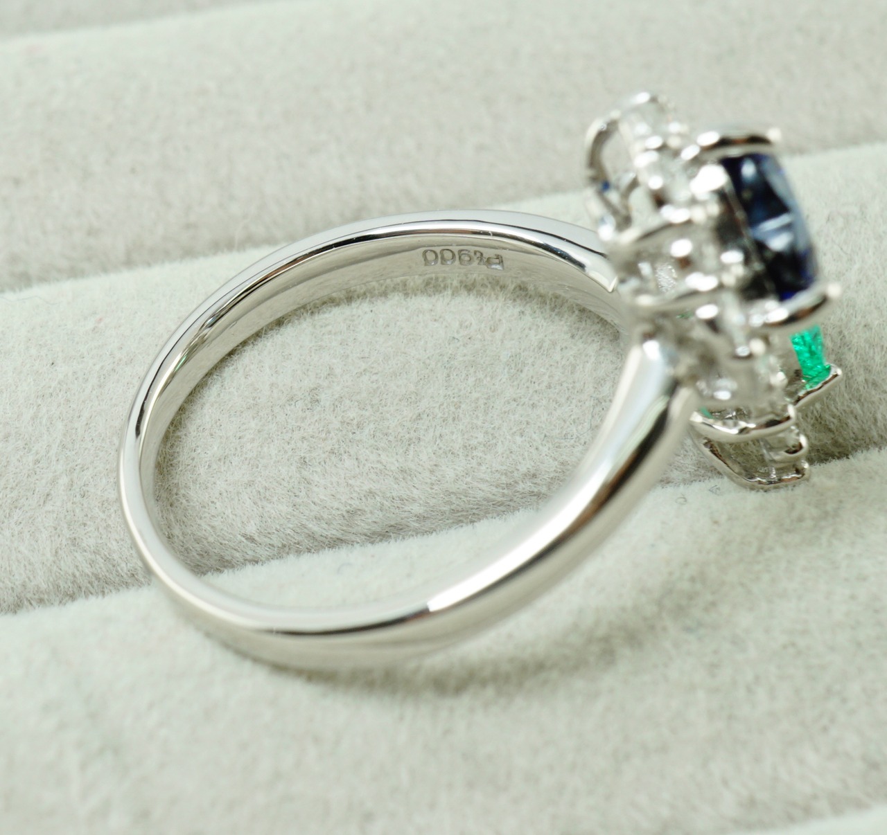 fula_cat様】15番 天然ロイヤルブルーサファイア 0.81ct エメラルド  