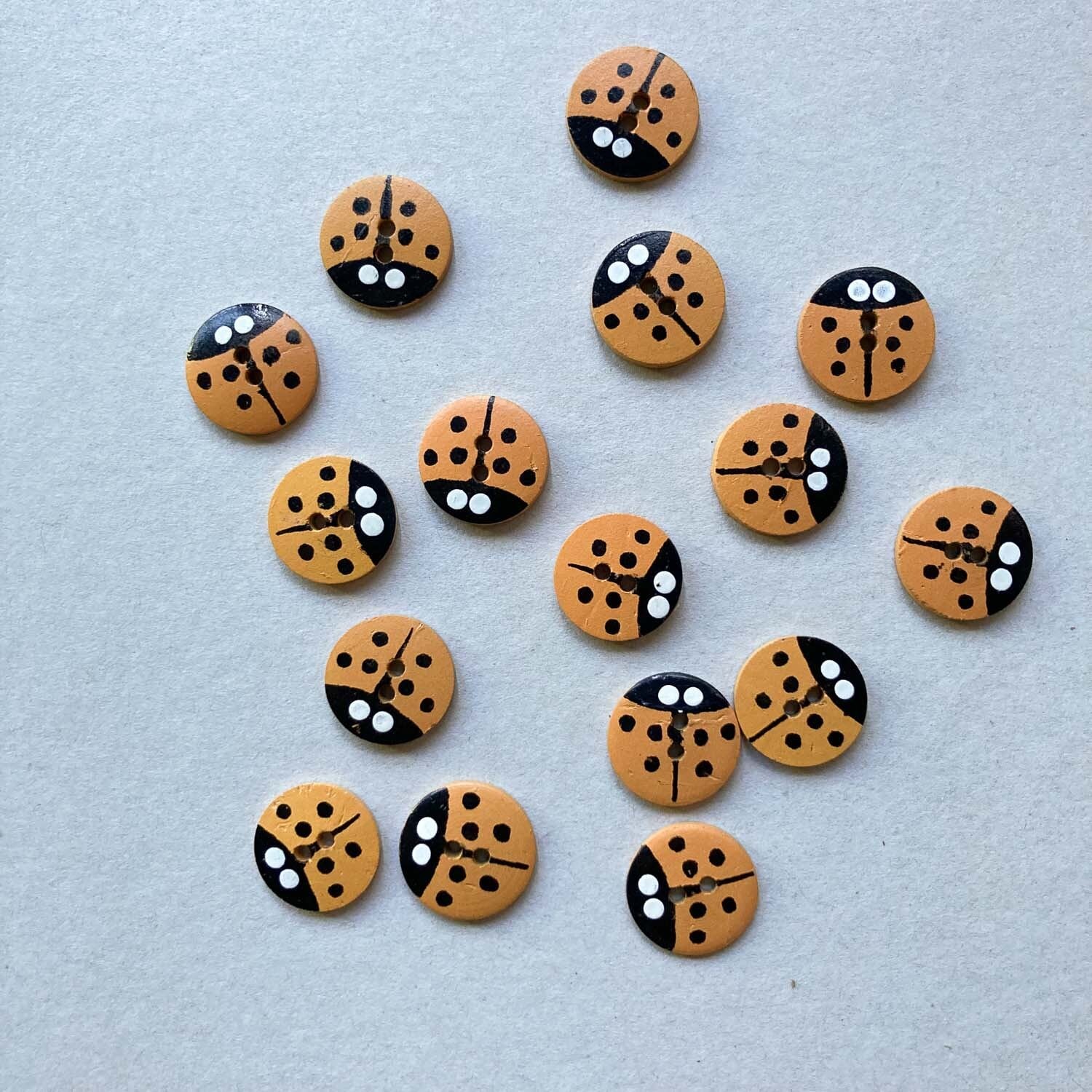 ボタンと近寄る昆虫 ココナツボタン オレンジ色のてんとう虫M（15mm） | Dua-アクセサリー