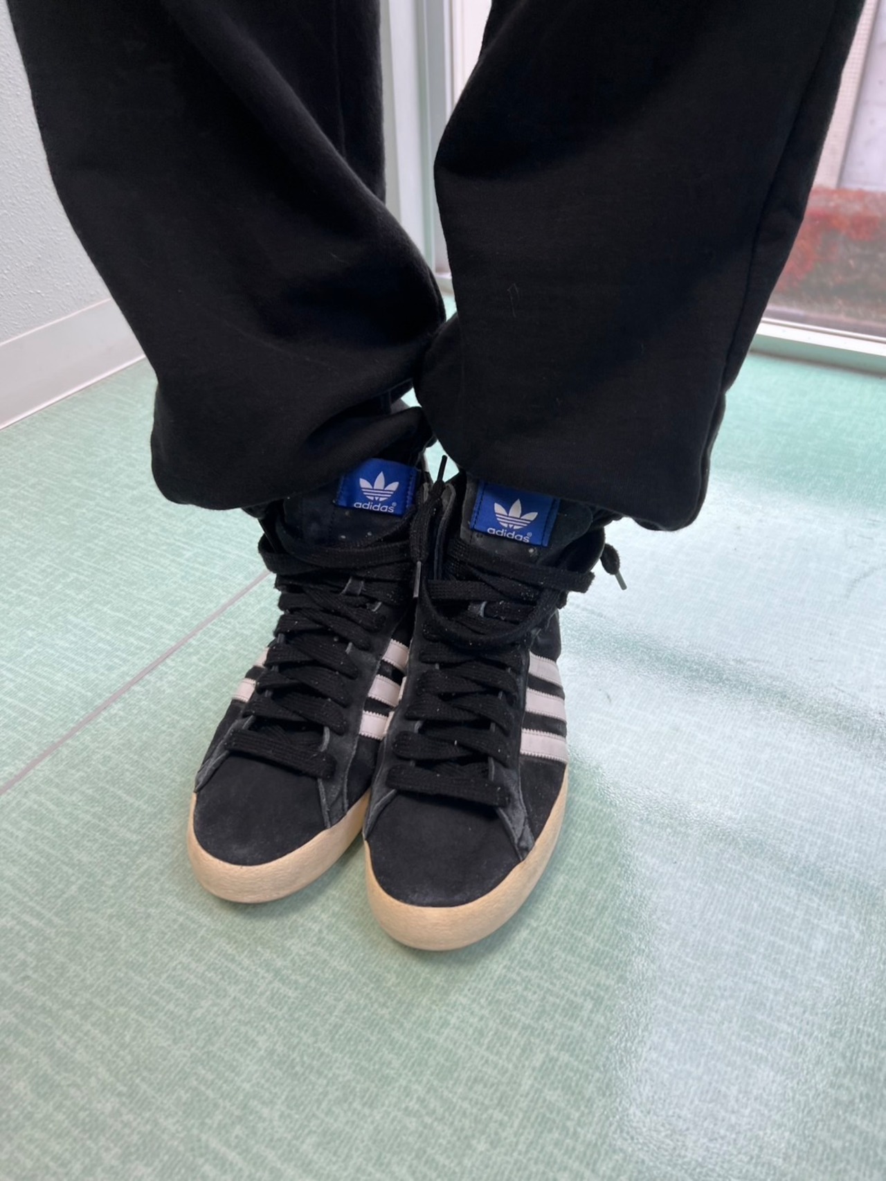 adidasのスニーカー 241012