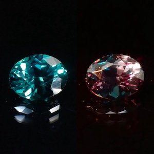 唯一無二の蒼色 0.31ct 天然 ベキリーブルー ガーネット（カラーチェンジガーネット）