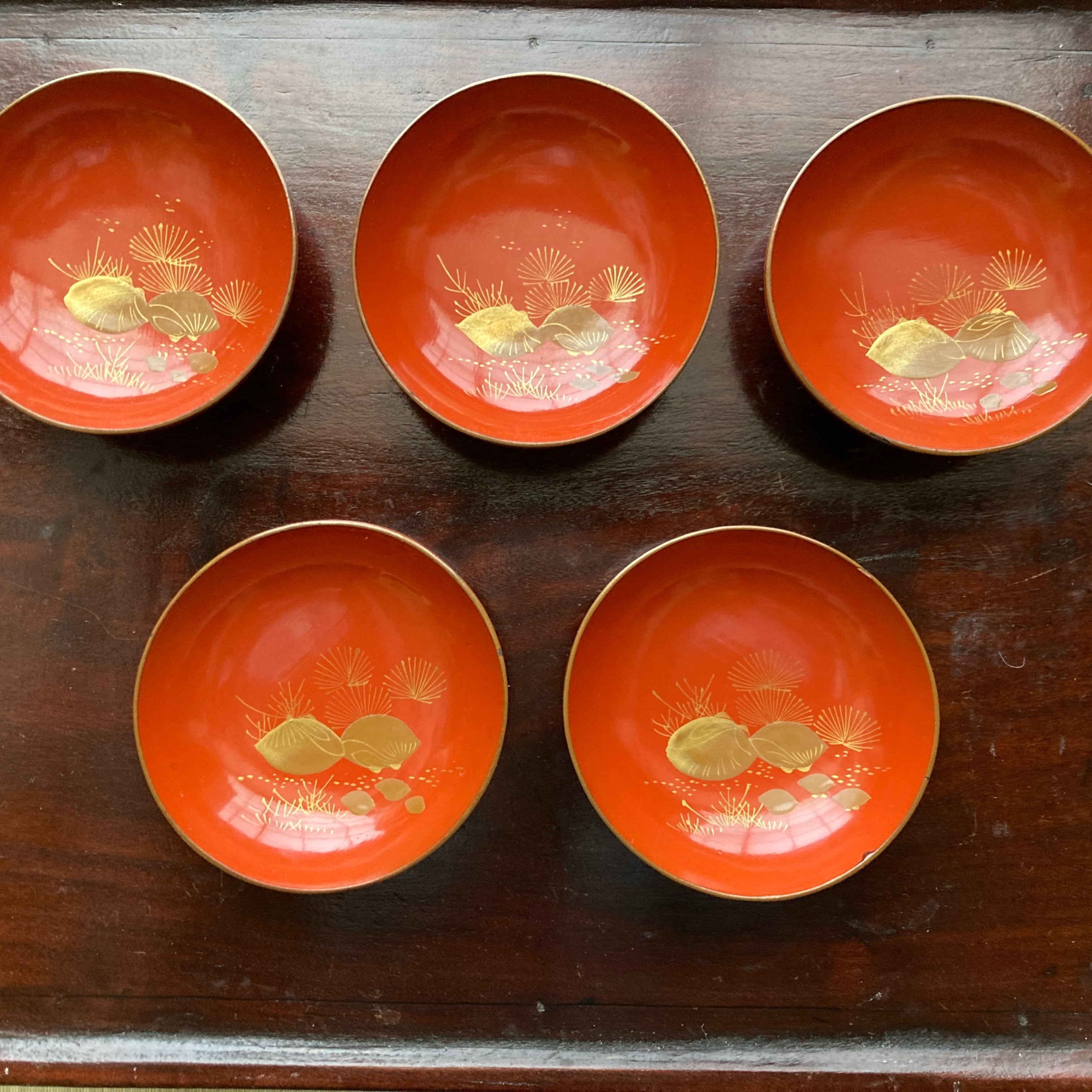 ☆漆塗り朱色小皿 貝の紋様 かわいい漆塗りの小皿 上品 食卓の