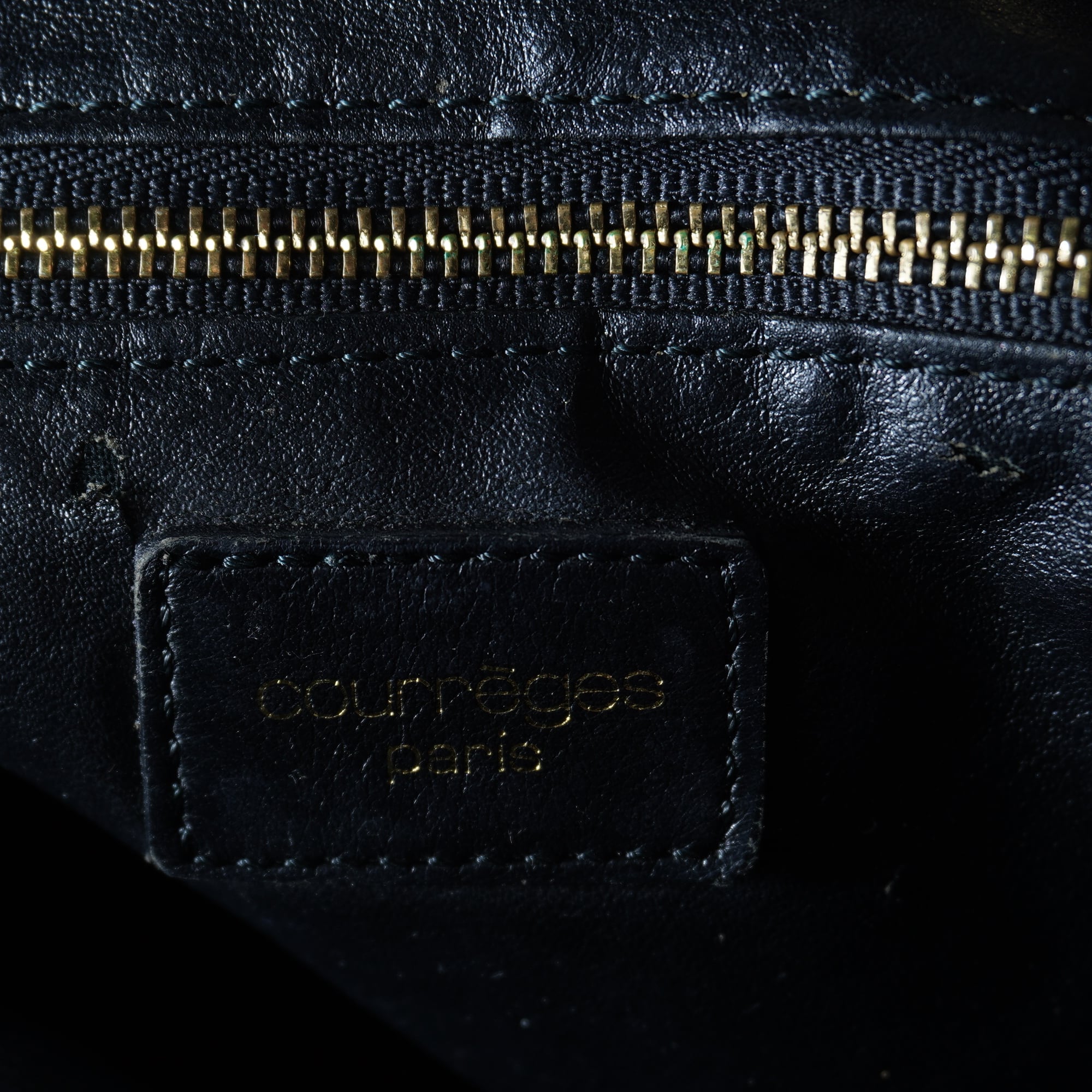Courrèges】クレージュ エンボスロゴレザーショルダーバッグ black