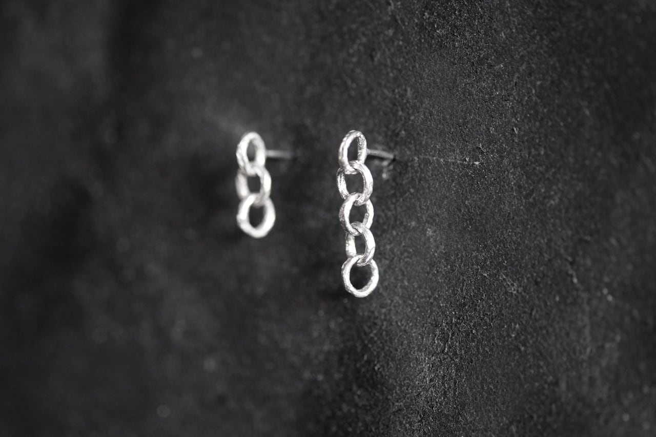 小さい揺れる5個と3個の輪のピアス （silver） | SUNn・寸
