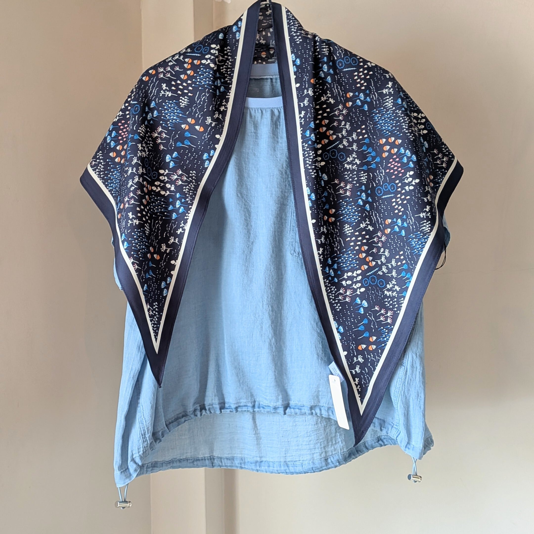 三角形シルクタッチスカーフ / フォレスト・植物柄 / ネイビー系 | 服