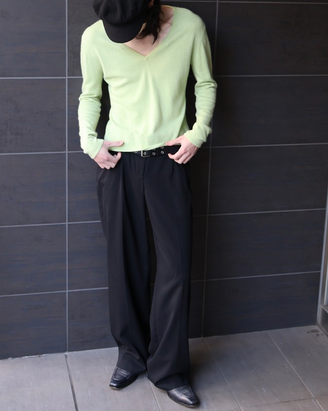 100%cashmere short length Vneck knit