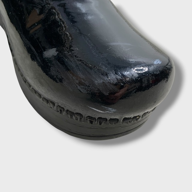 ダンスコ プロフェッショナル パテントレザークロッグサンダル 黒 23.5cm