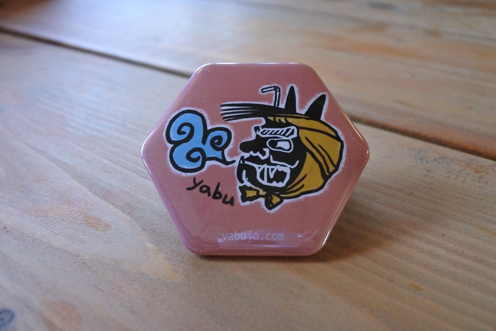 ヤブ亀甲型缶バッジ（ヤブ面イラスト）