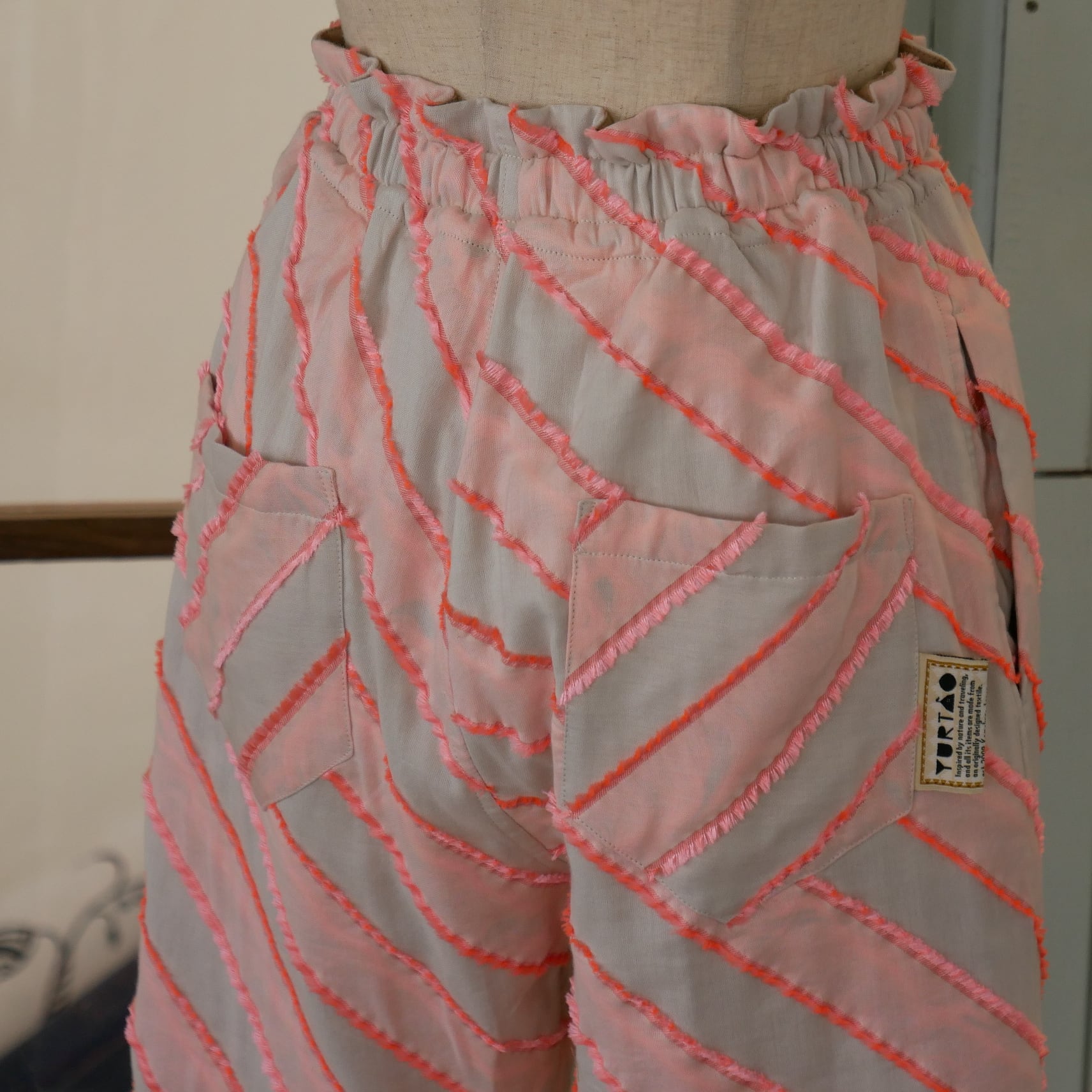 【YURTAO】neon line テーパードパンツ<pink × beige> | zuhka powered by BASE