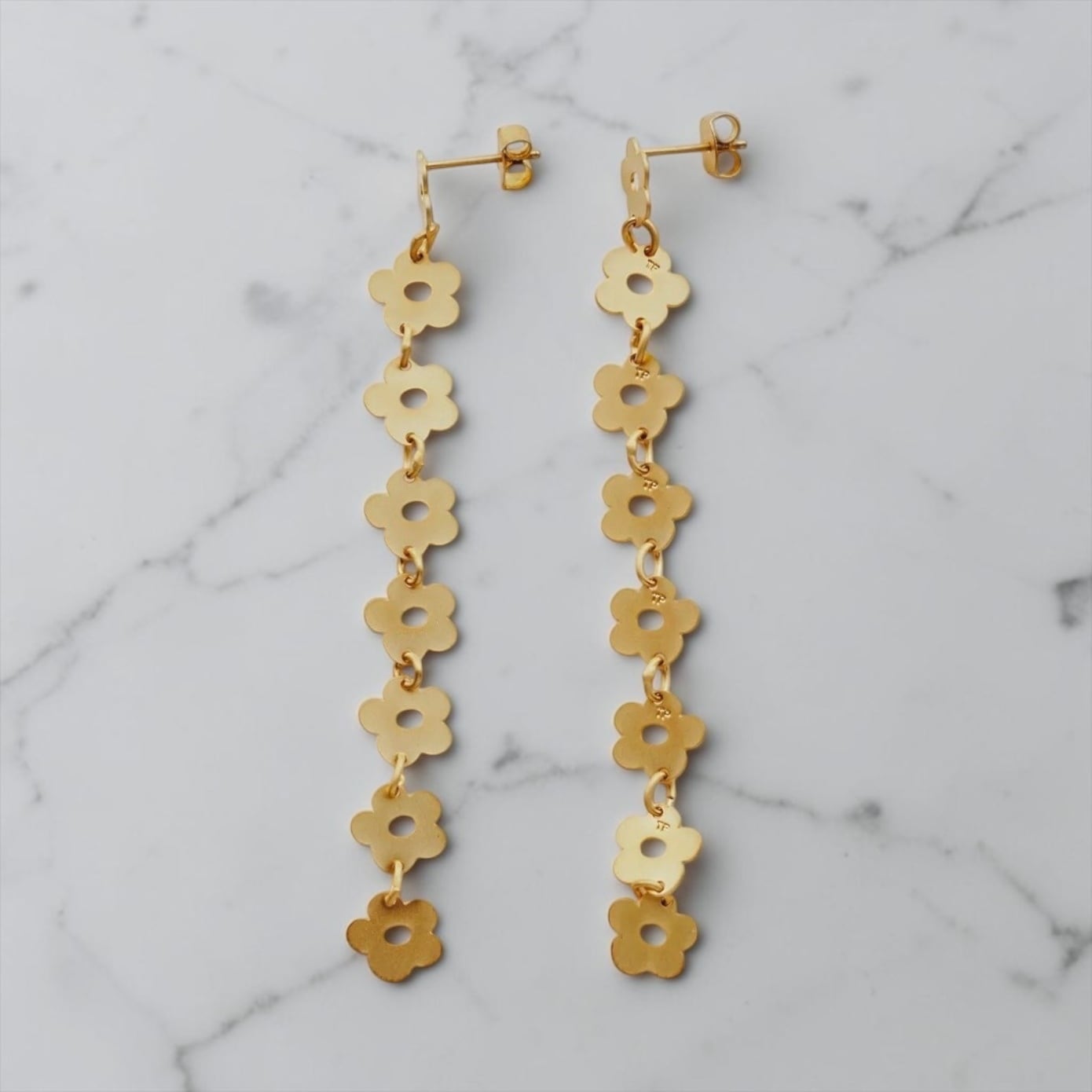 keyholder  [FLOWER ETCHED METAL LONG EARRING]