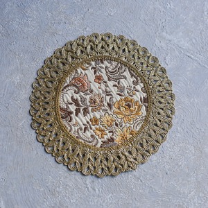 ドイツから届いた、美しい刺繍の敷物