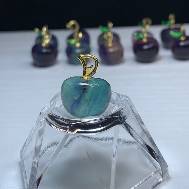 17.フローライトりんご・ペンダントトップ