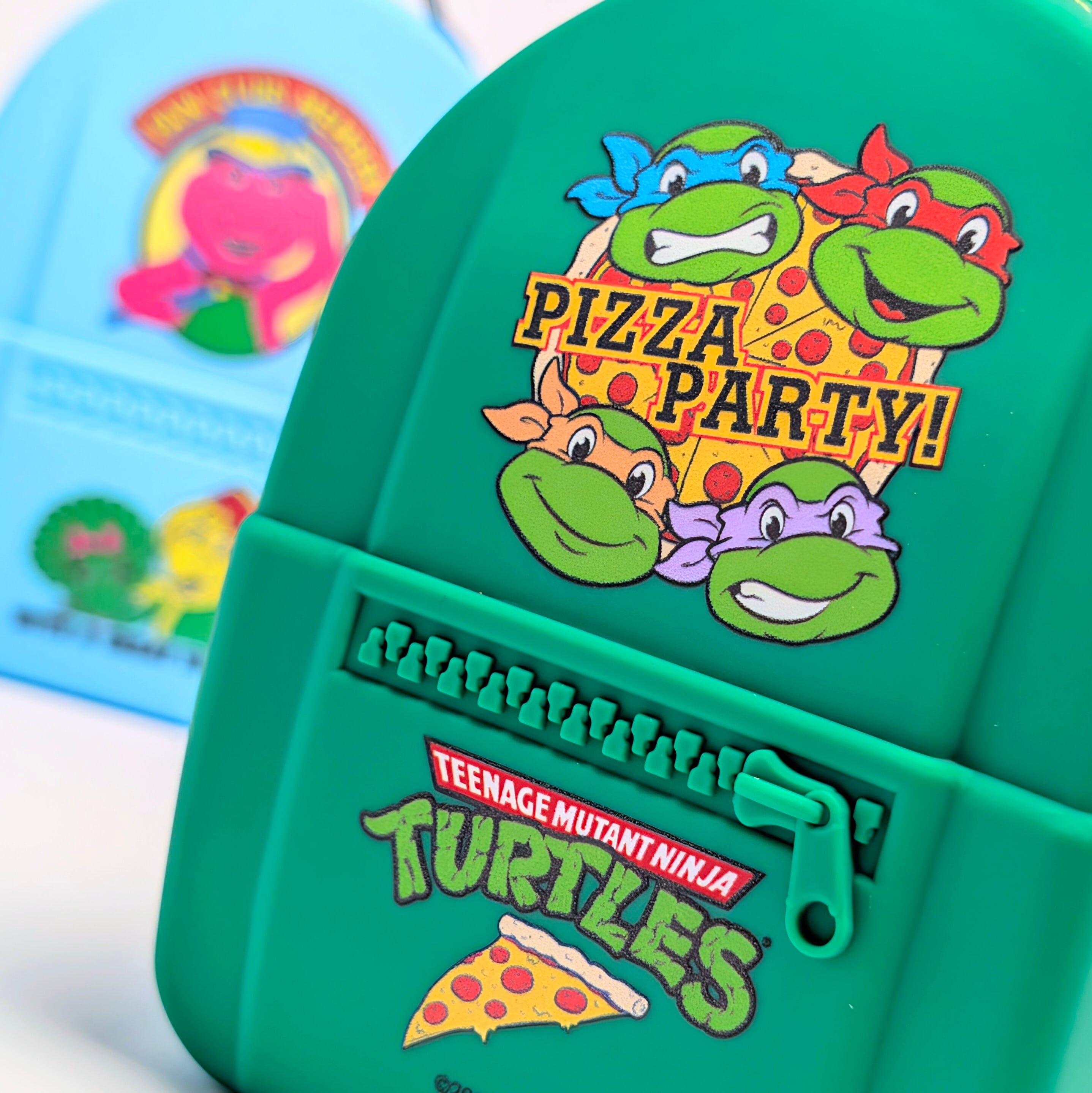 ✨️なめらか〜んなシリコーンシリーズ、今度はBackPack型♫✨️【 Teenage Mutant Ninja Turtles ( ティーンエイジ ミュータント ニンジャ タートルズ ) 】SILICONE POUCH ( シリコーンポーチ )  バックパック型 / 小物入れ / コインケース / コスメポーチ / シリコン〚アメリカン雑貨 アメトイ〛