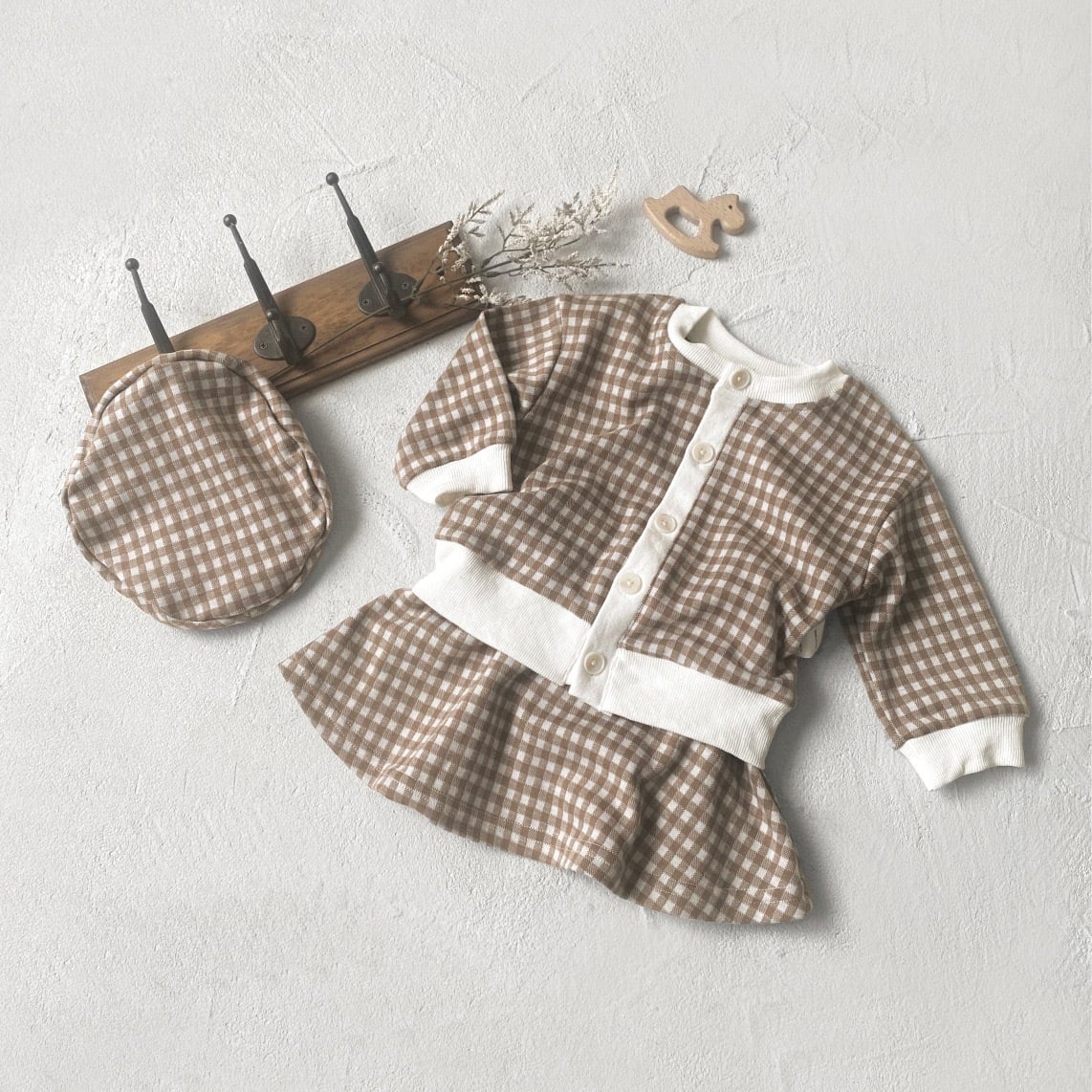 ,ブラウンチェックのカーディガン&スカートとベレー帽の3点セット