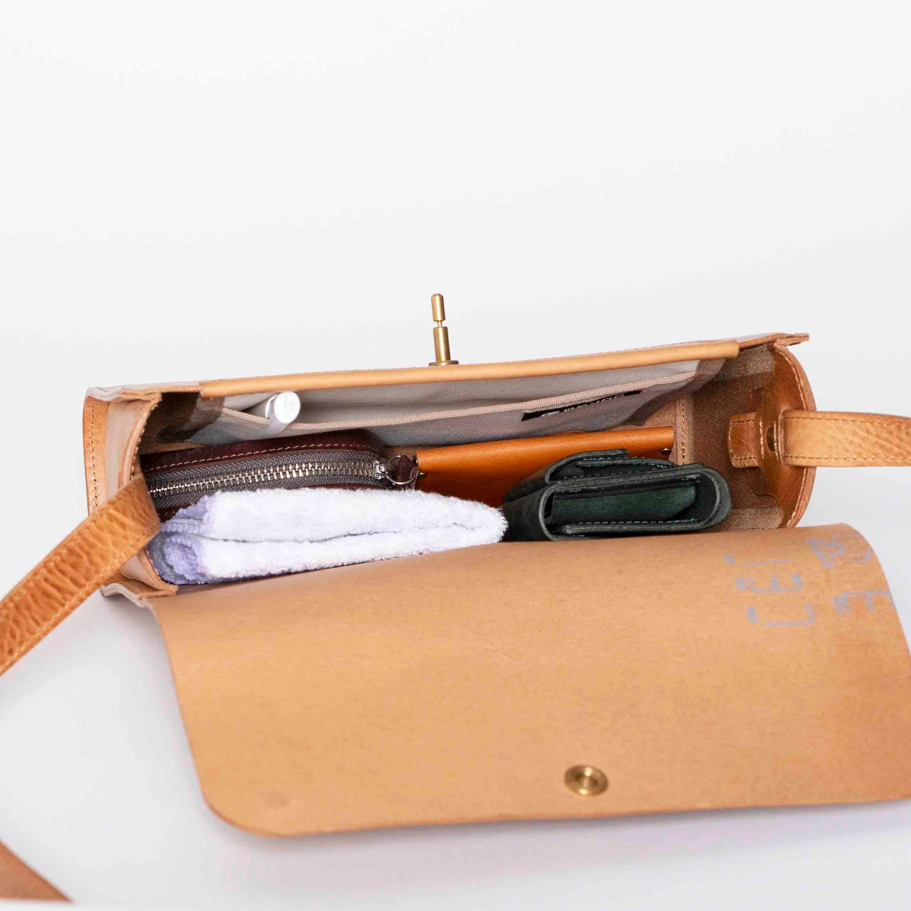 受注品のため注文後10日ほど納期がかかります]本革ショルダーバッグ