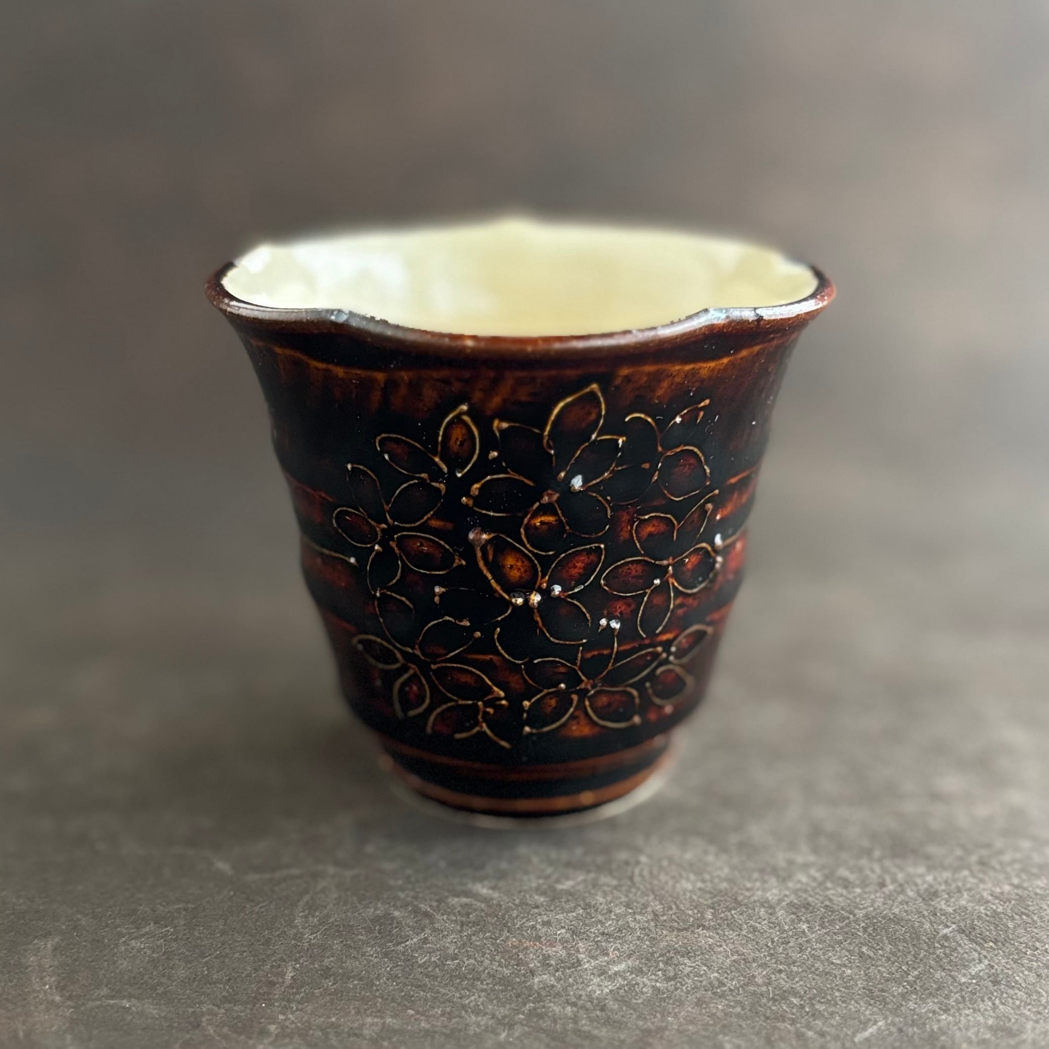 土和のルリエフ　飴釉　花形湯呑み