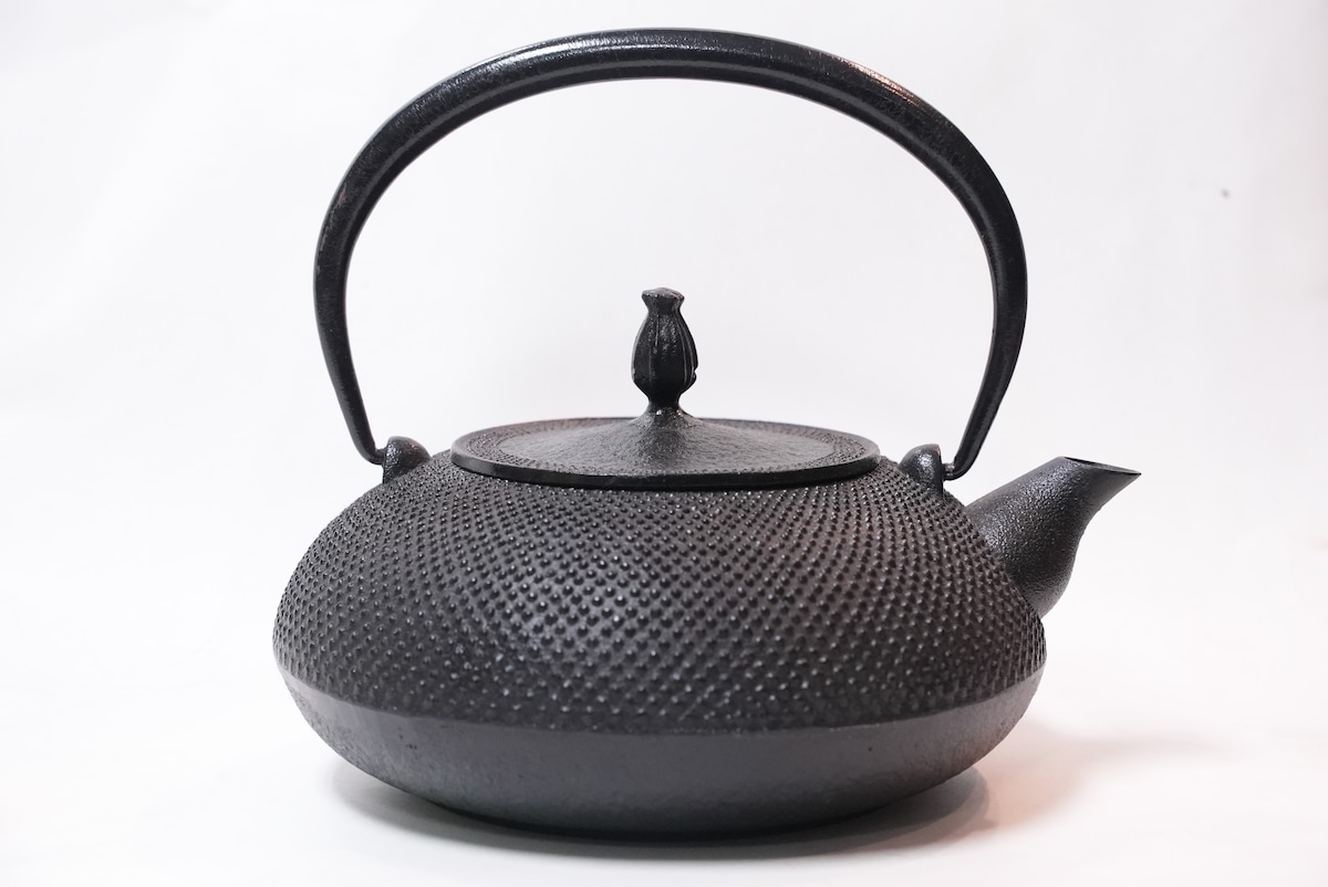南部鉄器 鉄瓶 平丸あられ 1.2L | 1848年創業 南部鉄器工房及富 