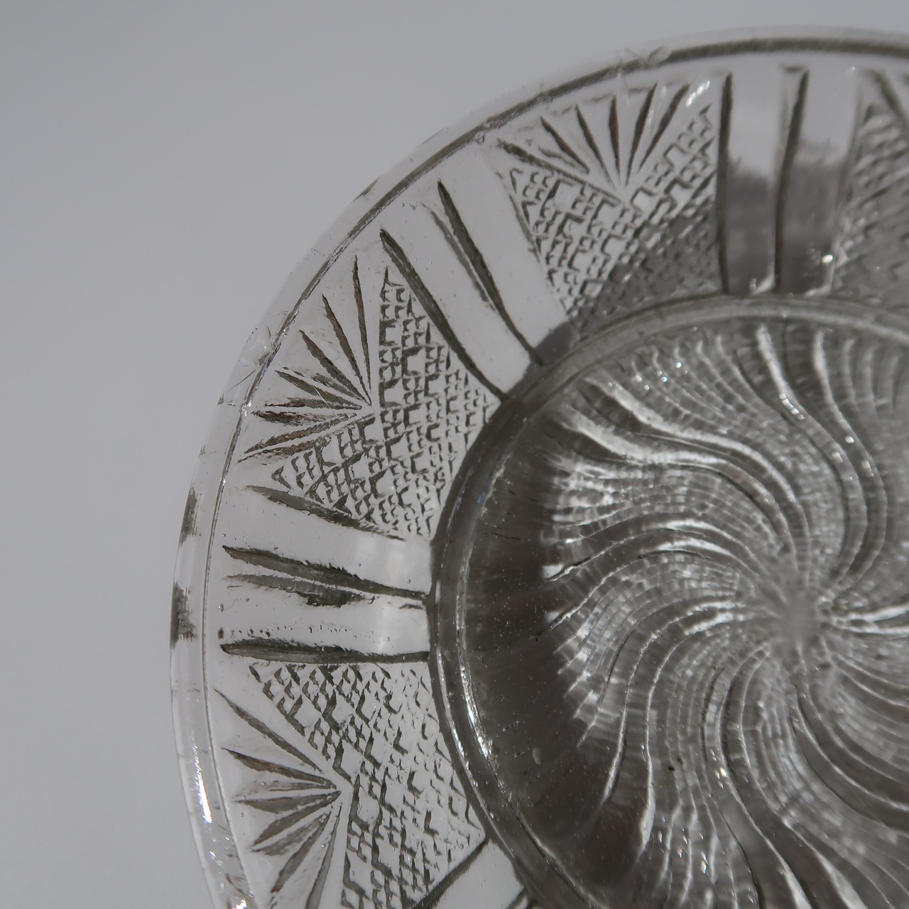 プレスガラス皿 "水紋"