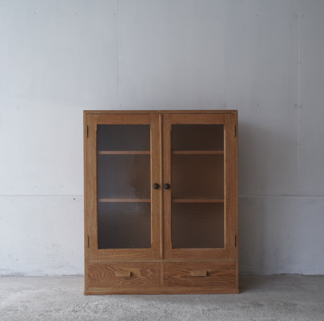 開き戸のキャビネット