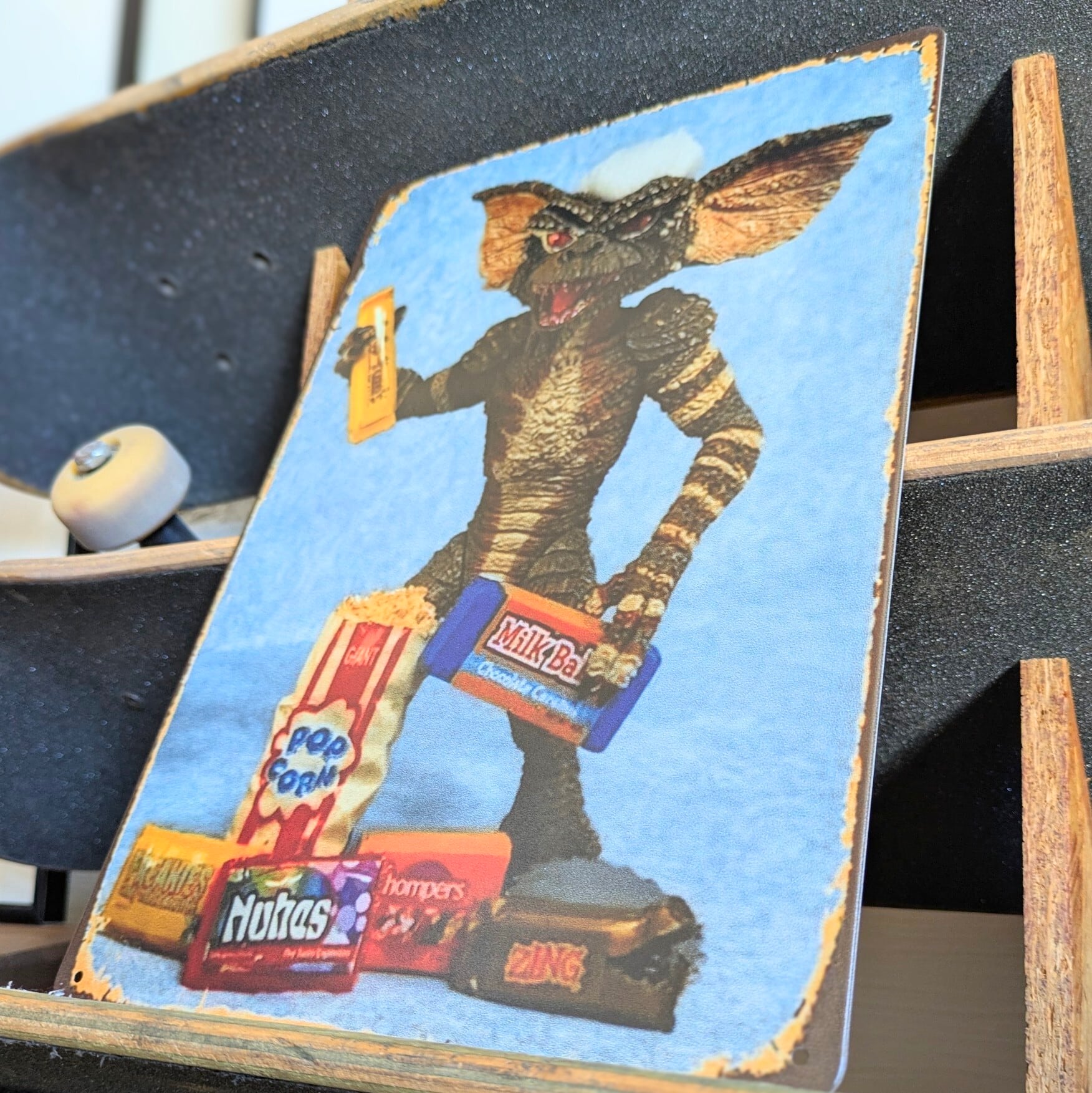 送料無料！ちょうどいいブリキ看板【 Gremlins （ グレムリン ）】 ストライプ お菓子 / METAL SIGN / メタルサイン / ブリキ看板 / サインボード / ビンテージ加工 〚アメリカン雑貨 アメトイ〛