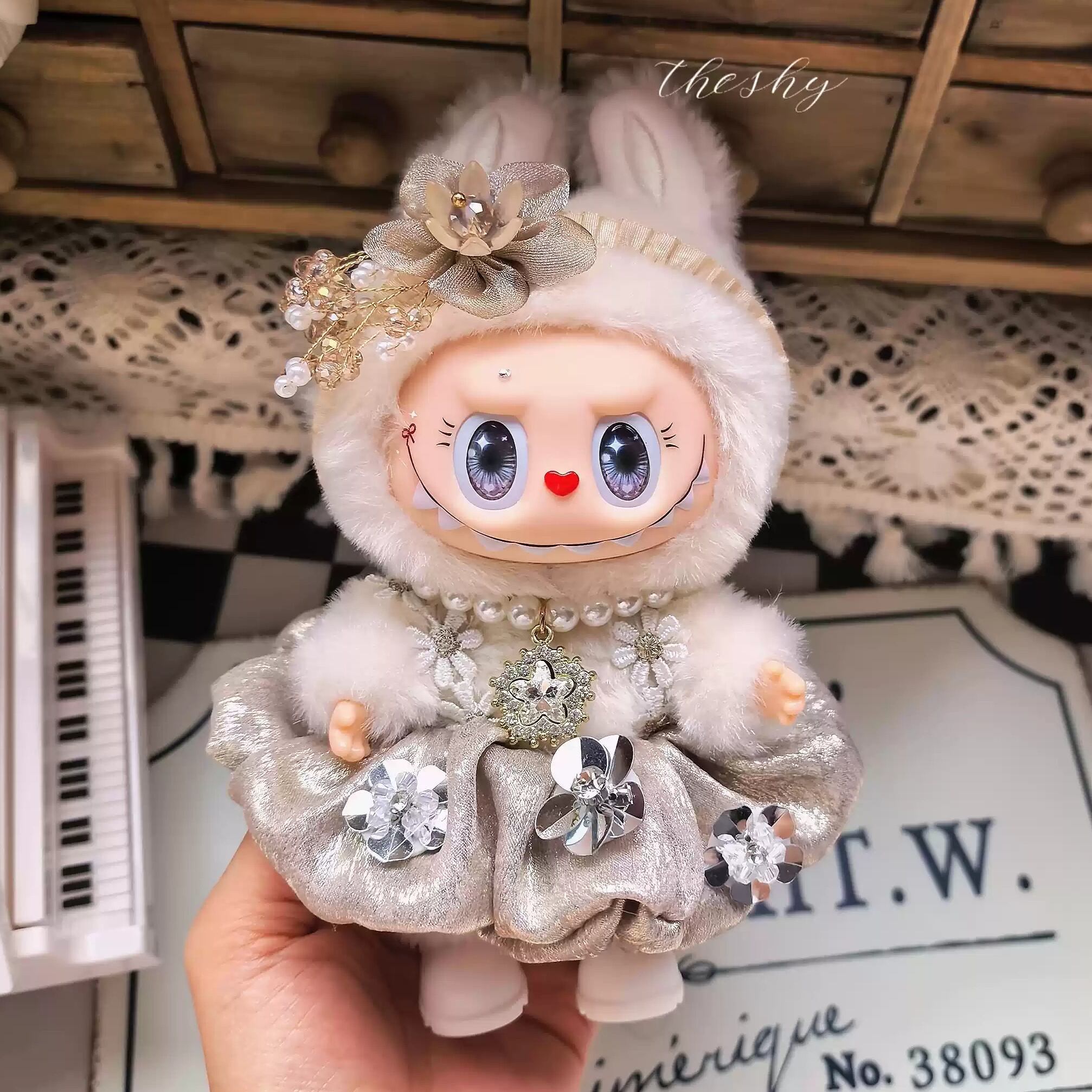 夢のような輝き Labubu プリンセスドレス シルキーラメ&フラワー 17cm用 1-3世代兼用 至高の可愛さ