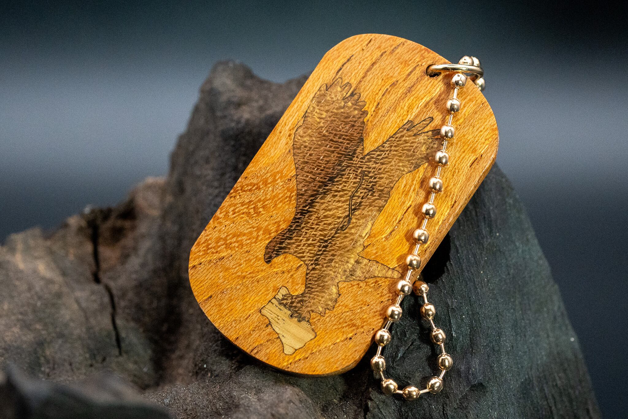 【日本を代表する巨木】欅 (ケヤキ) ドッグタグ 象嵌 トンビと油揚げ