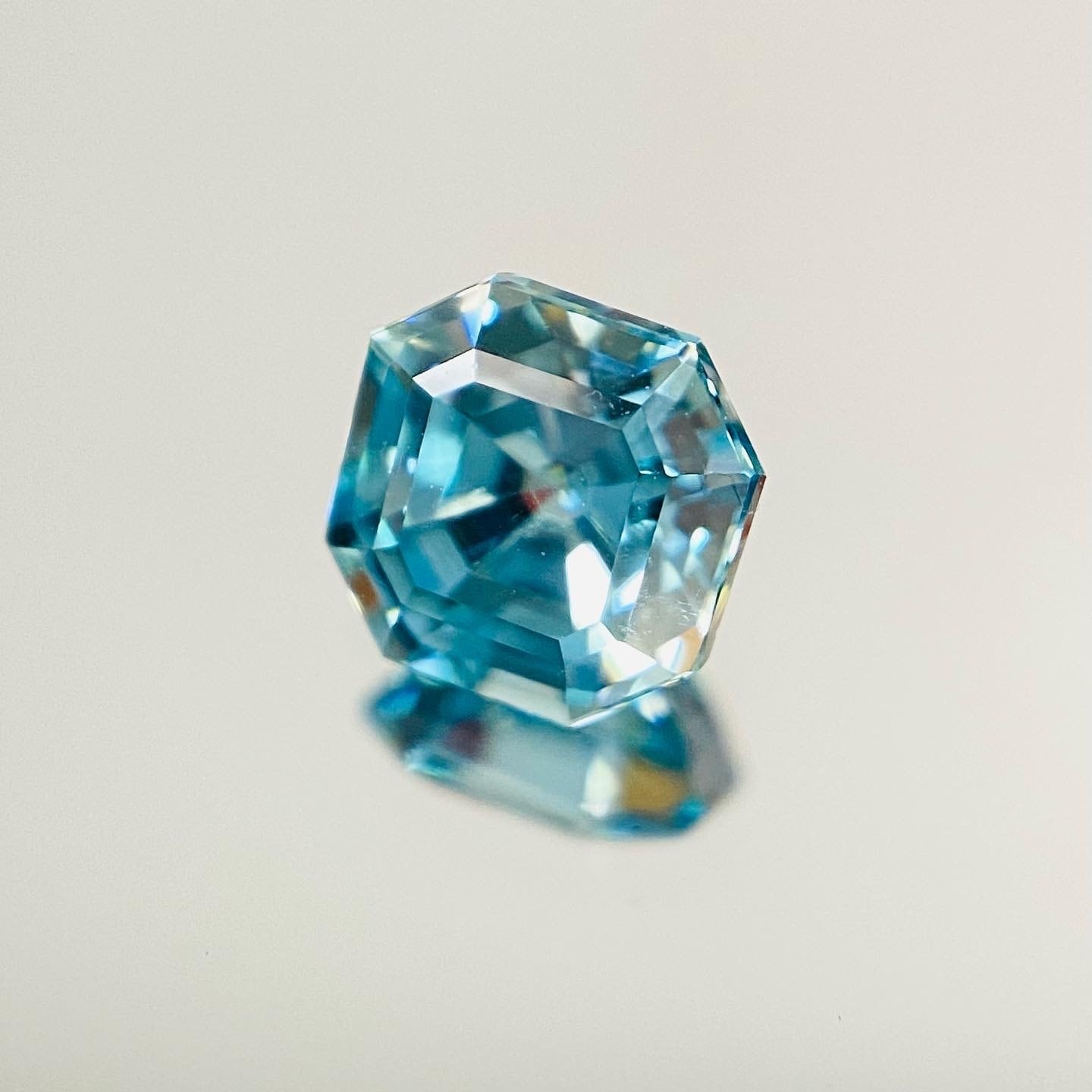 水の結晶!? ブルージルコン