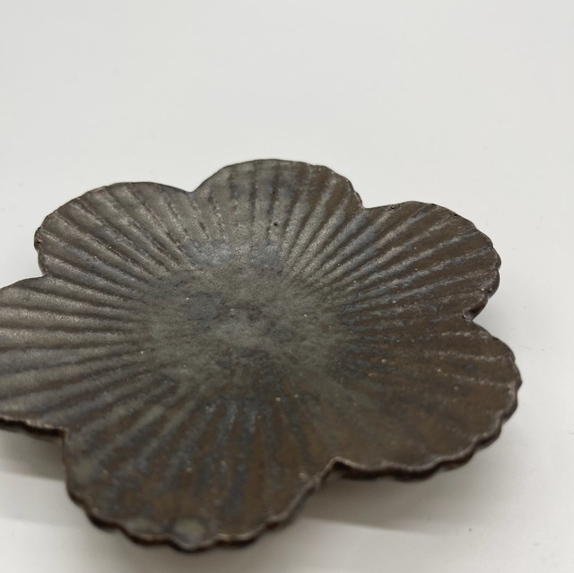 『宇田康介』輪花小皿A　鉄釉　2111100211673A