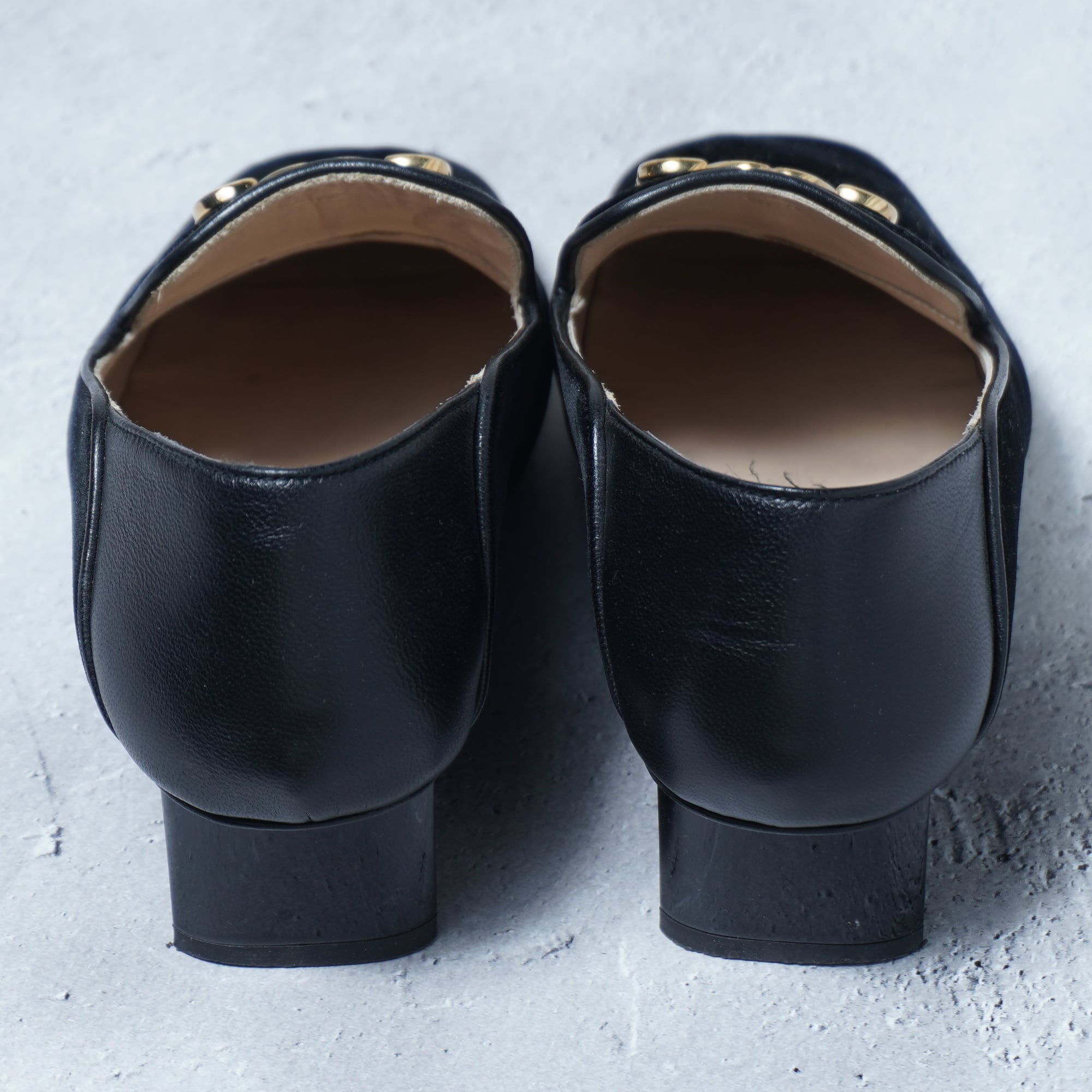 LOEWE】ロエベ ゴールドアナグラムロゴベロアパンプス black | MIXHIVE