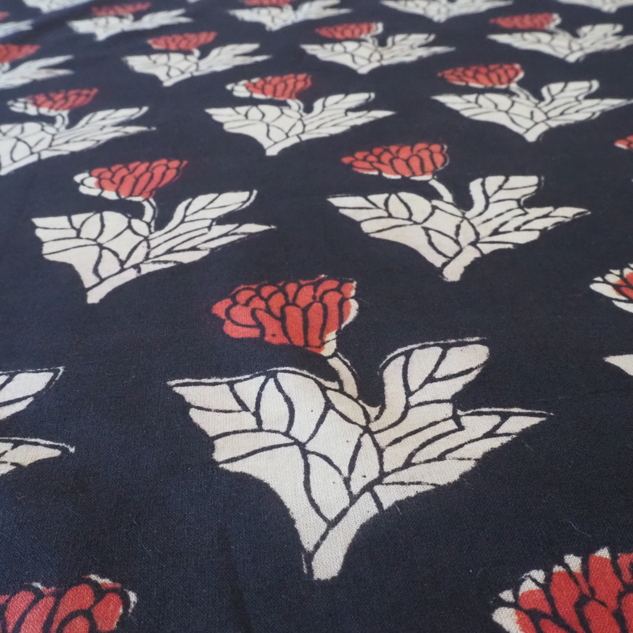 ブロックプリント生地【50cm単位】インド綿  花柄(大) 黒×赤×生成り #50710-BK1【再入荷】