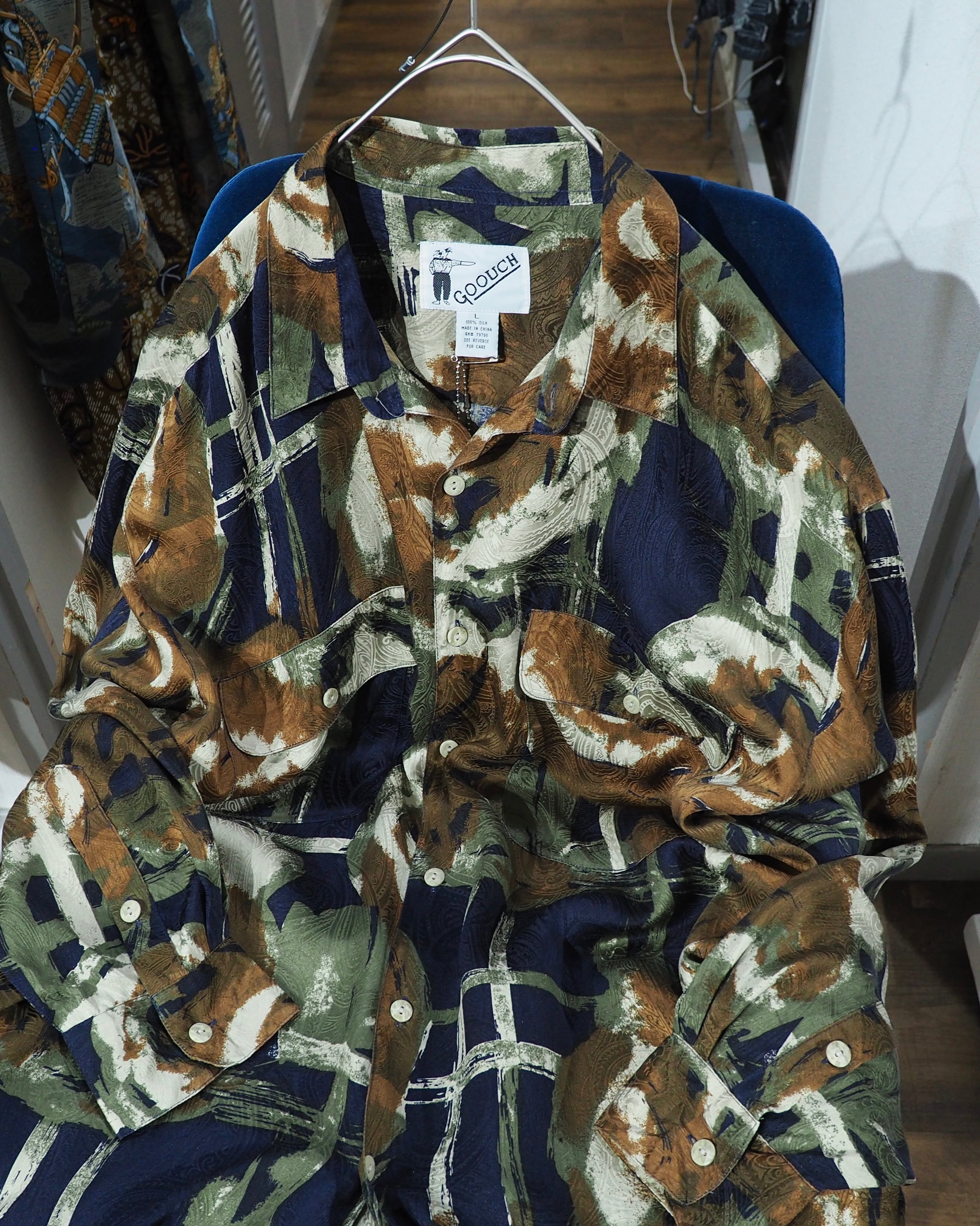 1990s ” GOOUCH ” Beautiful Abstract painting × Paisley all Over vintage loose Silk shirt
