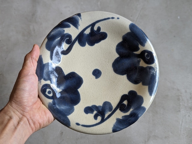 やちむん　皿7寸（花唐草・2色）　|　ノモ陶器製作所