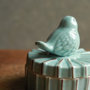 【ご成約品】鳥が見守る、磁器の小物入れ