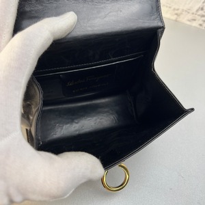 Salvatore Ferragamo フェラガモ　ガンチーニ ミニレザー ショルダーバッグ ブラック A-9882
