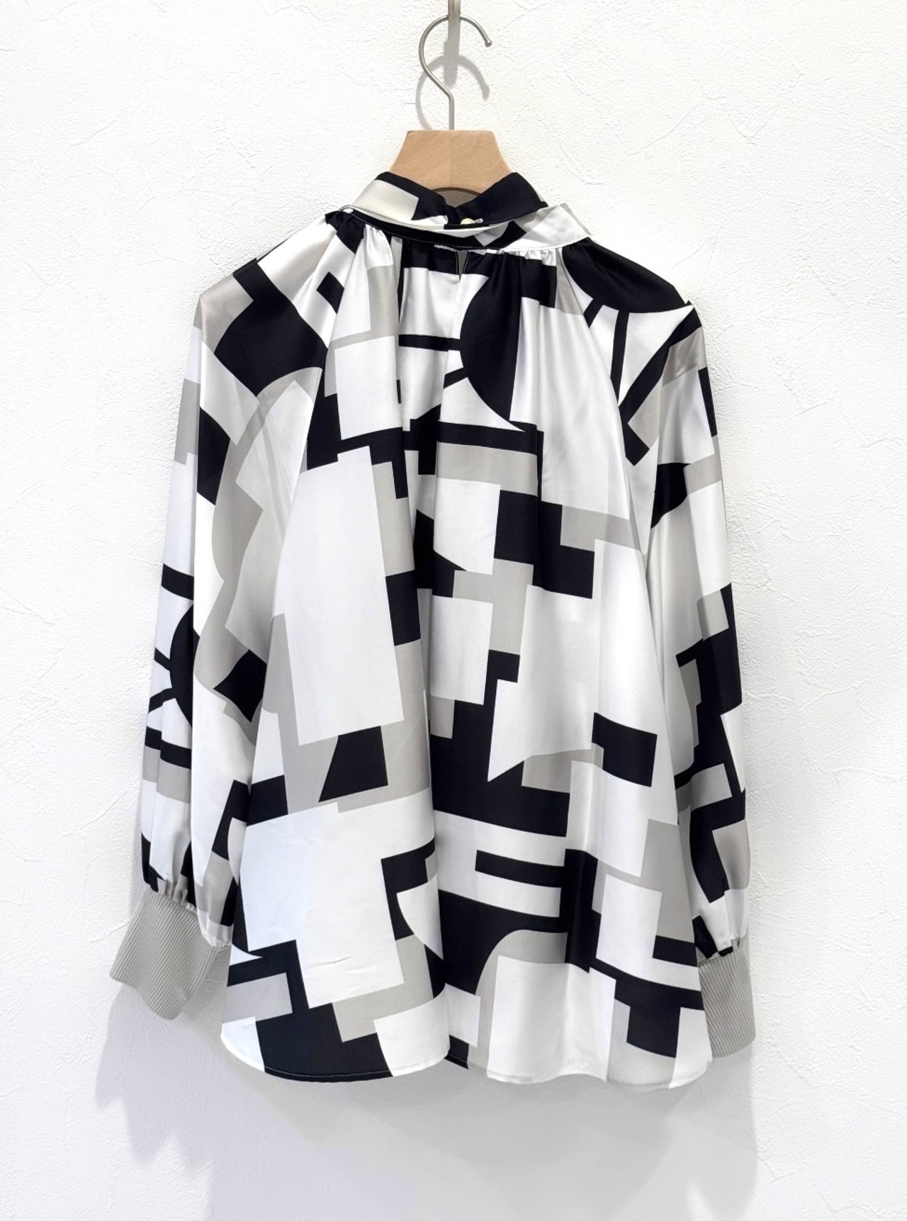 ジオメトリックブラウス