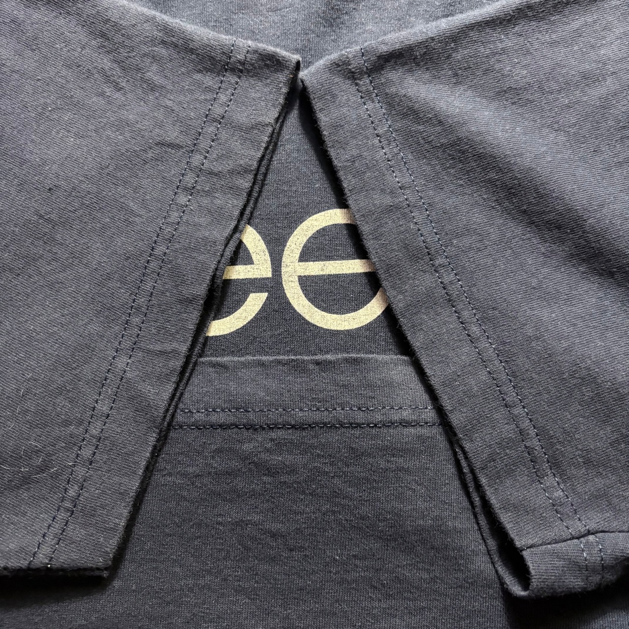 vintage 2002’s WEEZER music tour tee