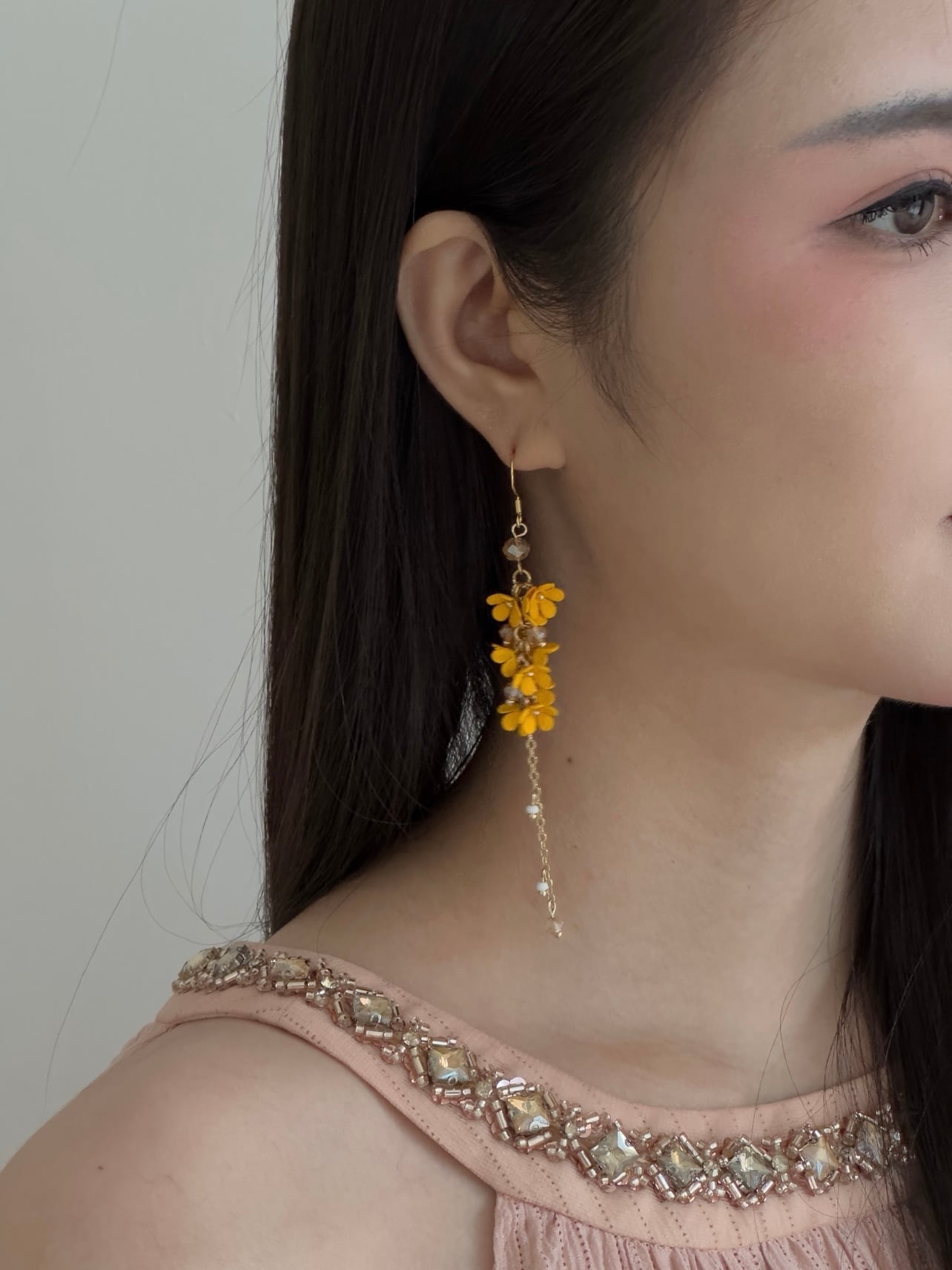金木犀ロングチェーンピアス｜フラワーモチーフ・イエロー揺れる
