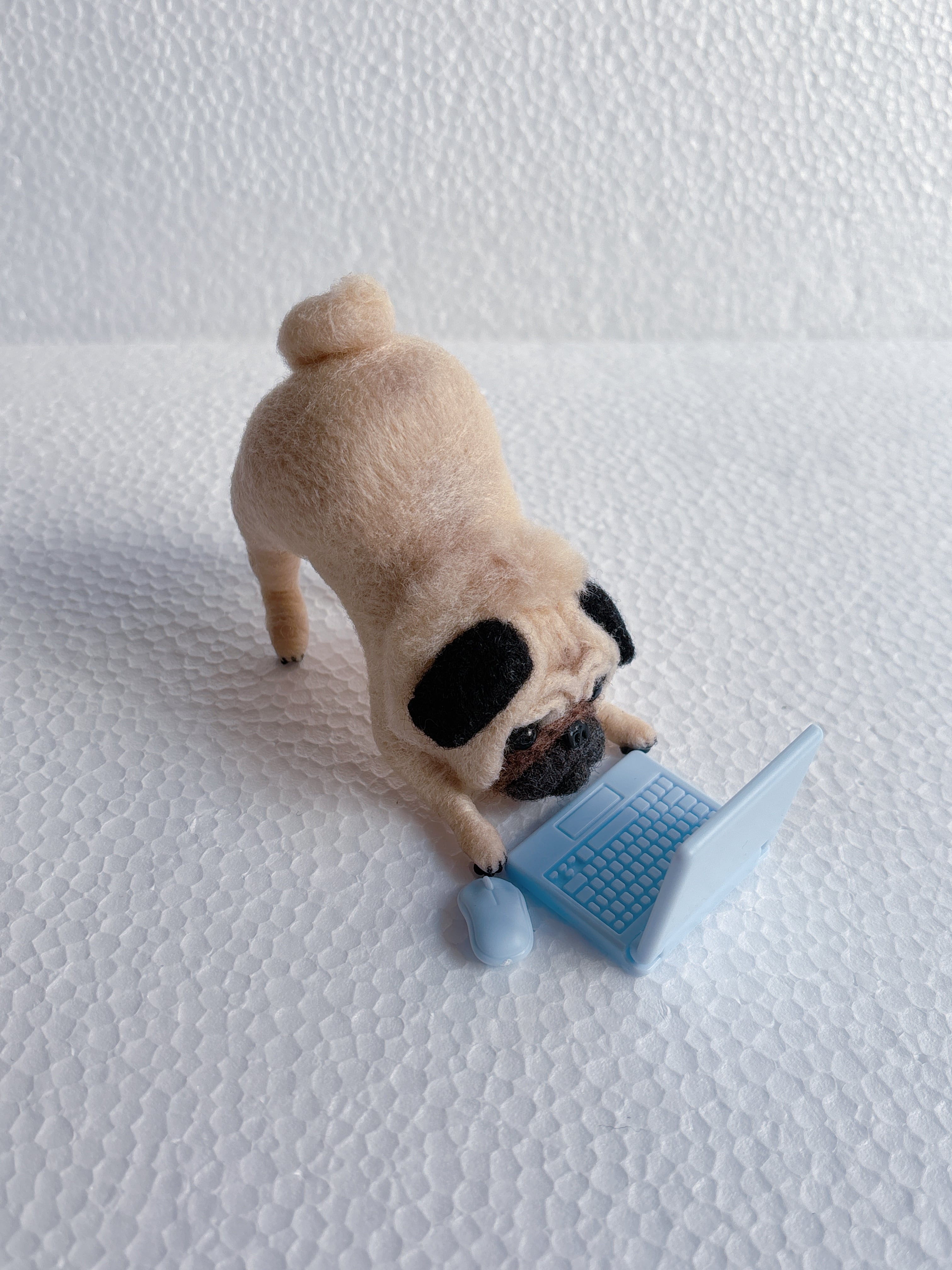 羊毛フェルトパグちゃんパソコン | 羊毛フェルトパグとHANAの店