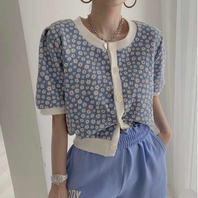 三色展開、デイジー柄ニート半袖　A0974