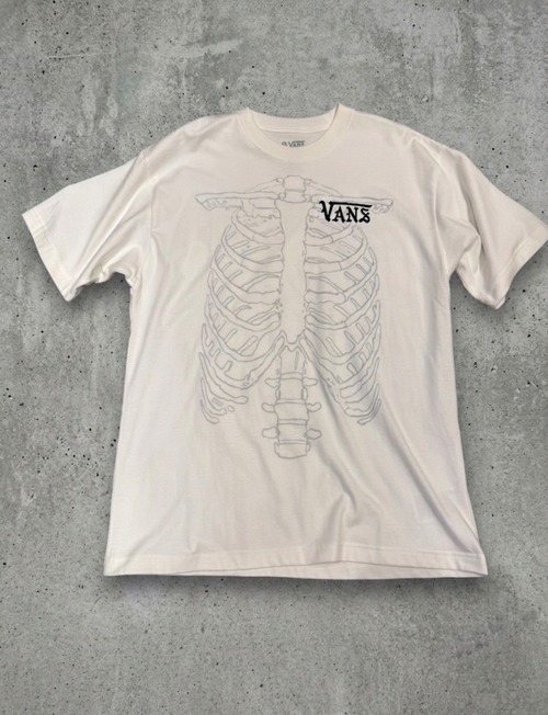 日本未発売  【VANS  USA】Skeletons S/S Tee（ヴァンズ スケルトン グラフィック Tシャツ）- White（US企画）