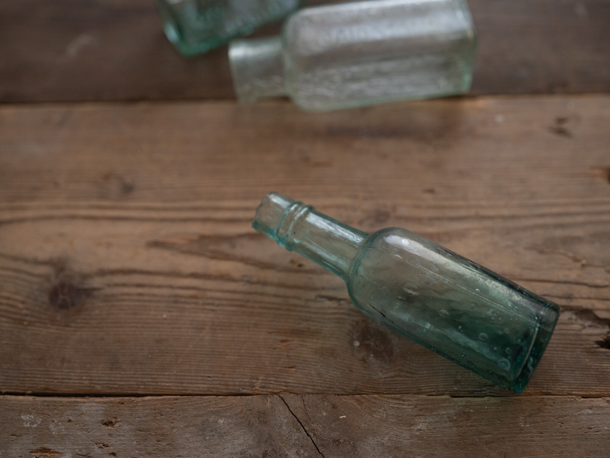 古くて小さな細いガラス瓶 イギリスアンティーク