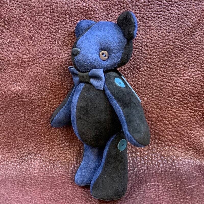 ピッグスウェードベルベア★端革を使ってアップサイクル「ベルズベア」写真の1点販売です　黒と青系