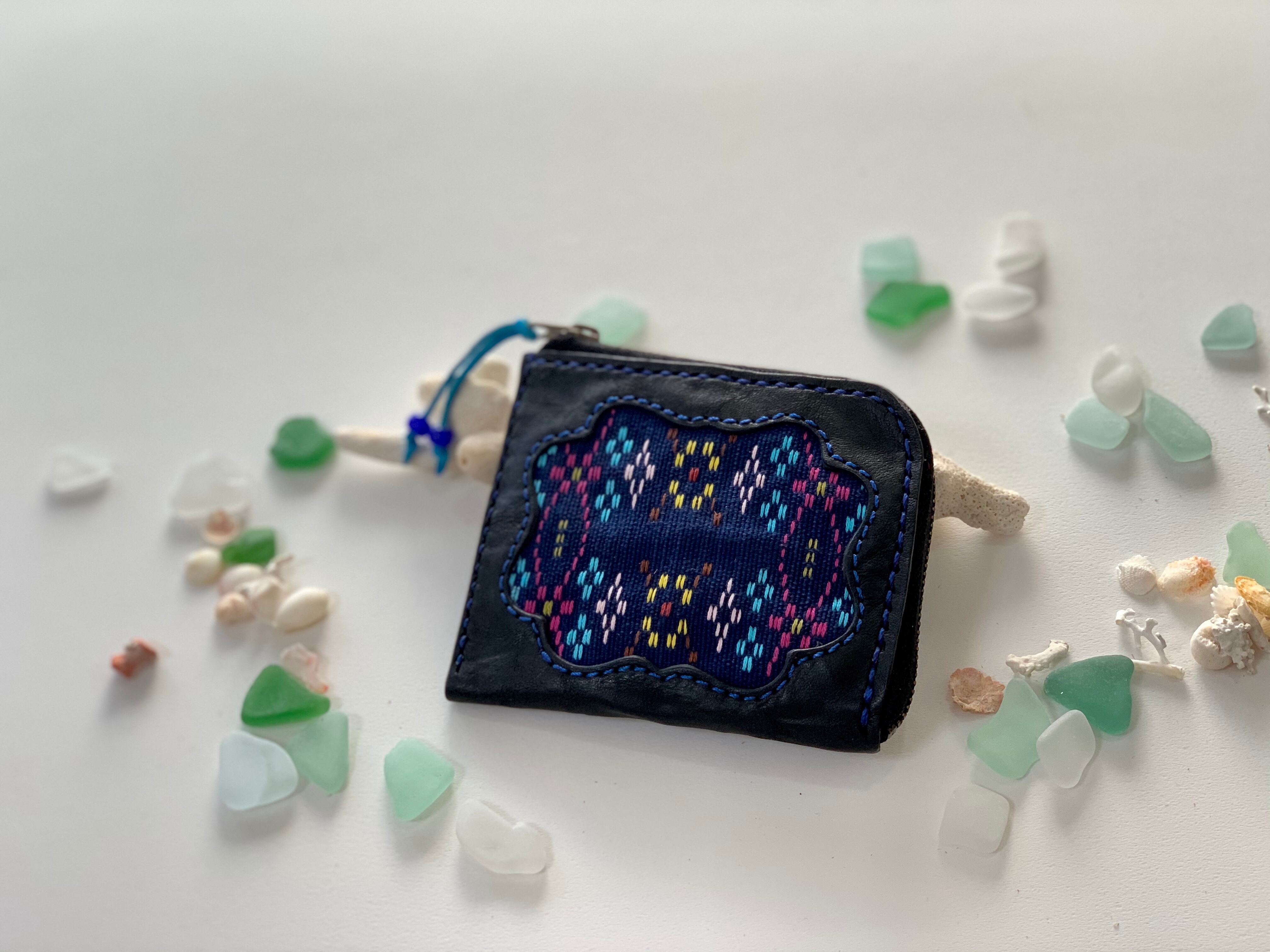 読谷山花織   L字ファスナーミニウォレット     　花織の色　紺色　　革　黒