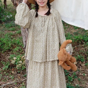 2色/細リボンネック小花柄トップス ・12259 2色/細リボンネック小花柄トップス ・12259