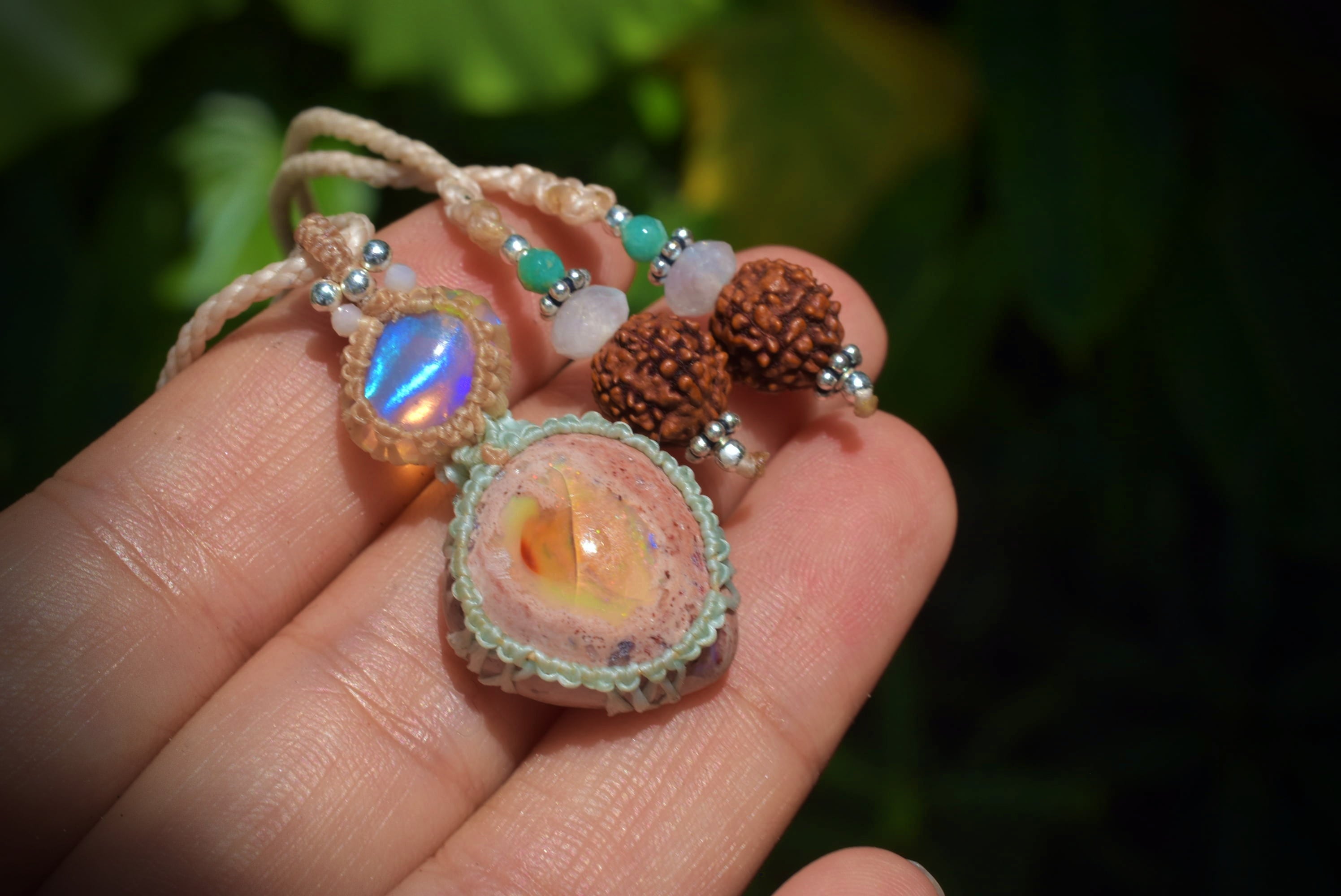 虹色オパールのマクラメネックレス 虹色のお守り☆キラキラ☆アイリス☆水晶☆マクラメ☆ネックレス
