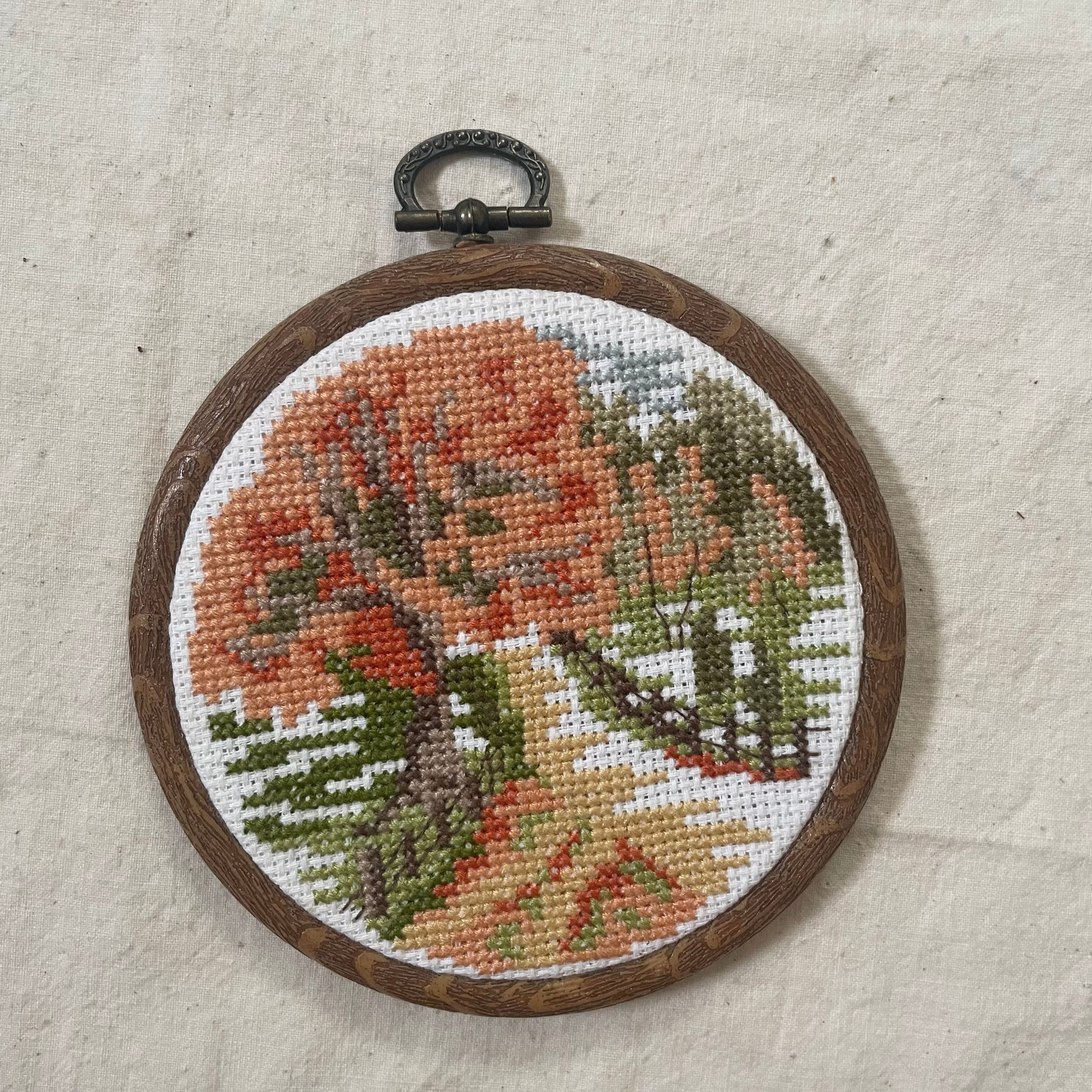 秋の風景の刺繍絵